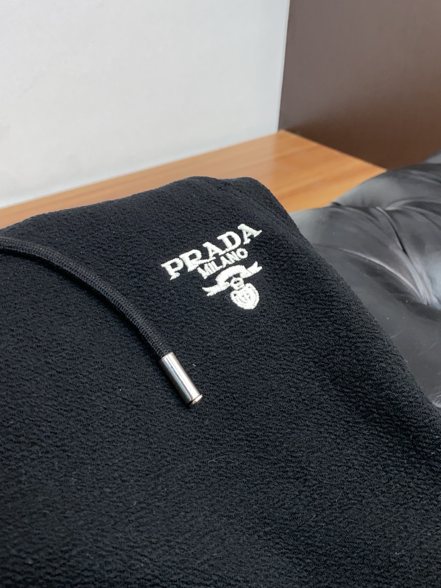 。🩵 普拉达 专柜新品同步上市。原单订制高品质时尚休闲裤。超级百搭款。独家定制面料，手感细腻柔软，贴身舒