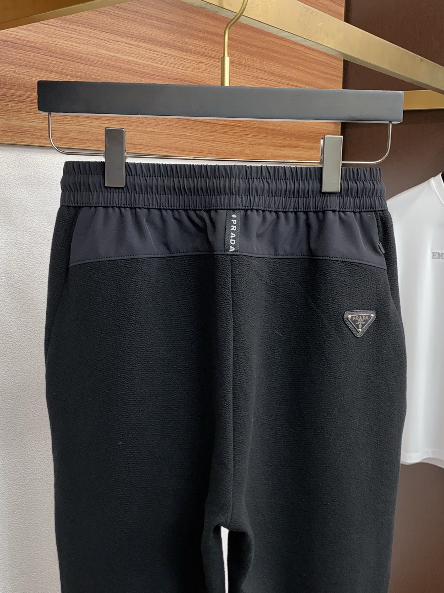 。🩵 普拉达 专柜新品同步上市。原单订制高品质时尚休闲裤。超级百搭款。独家定制面料，手感细腻柔软，贴身舒