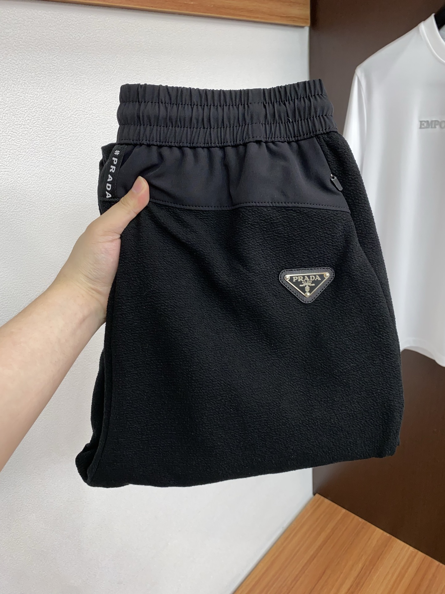 。🩵 普拉达 专柜新品同步上市。原单订制高品质时尚休闲裤。超级百搭款。独家定制面料，手感细腻柔软，贴身舒