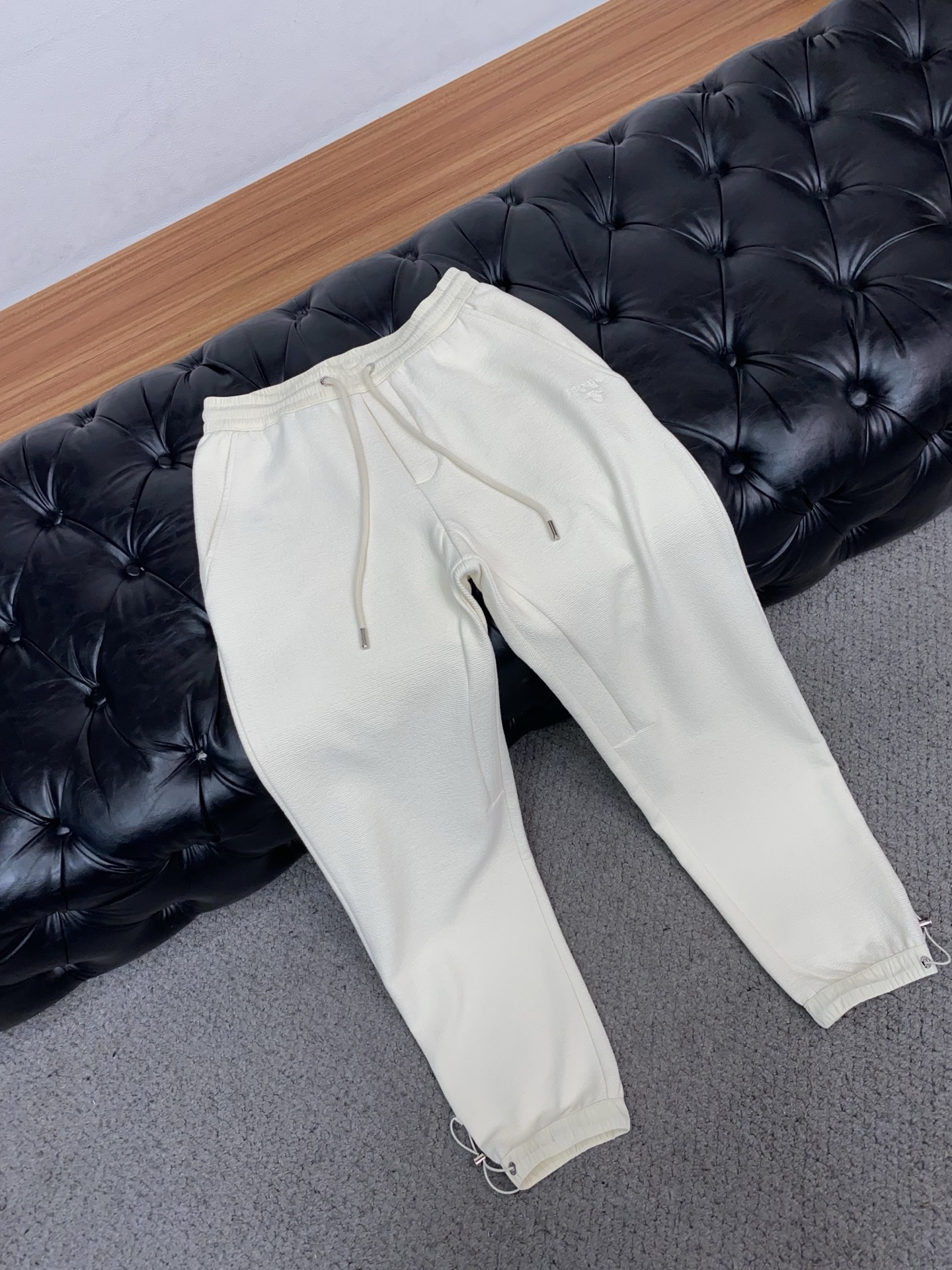 。🩵普拉达 专柜新品同步上市。原单订制高品质时尚休闲裤。超级百搭款。独家定制面料，手感细腻柔软，贴身舒适