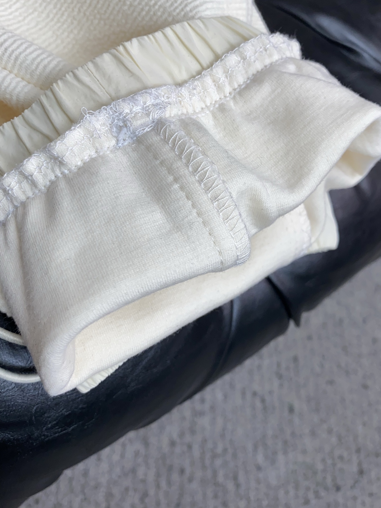 。🩵普拉达 专柜新品同步上市。原单订制高品质时尚休闲裤。超级百搭款。独家定制面料，手感细腻柔软，贴身舒适