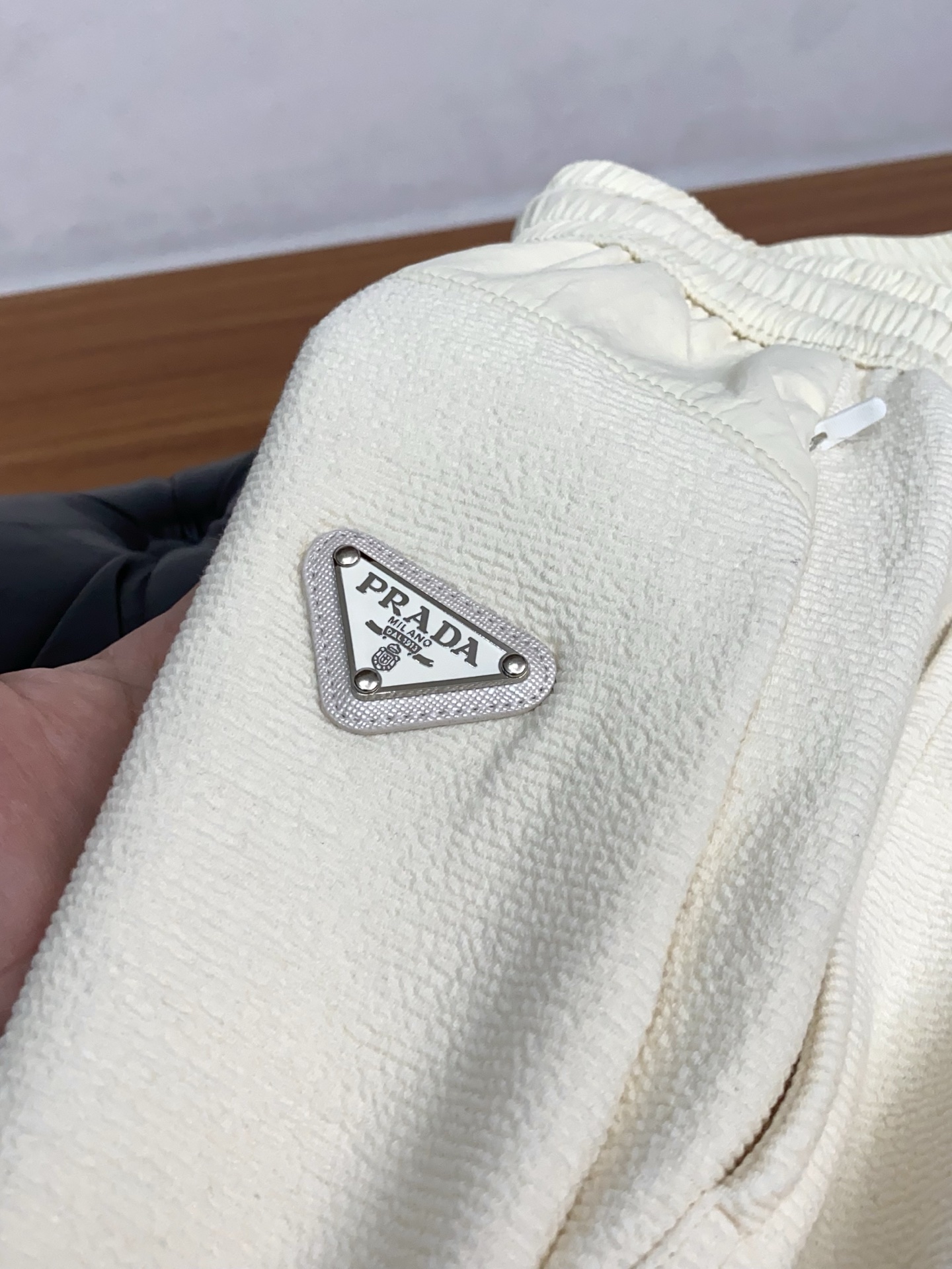 。🩵普拉达 专柜新品同步上市。原单订制高品质时尚休闲裤。超级百搭款。独家定制面料，手感细腻柔软，贴身舒适