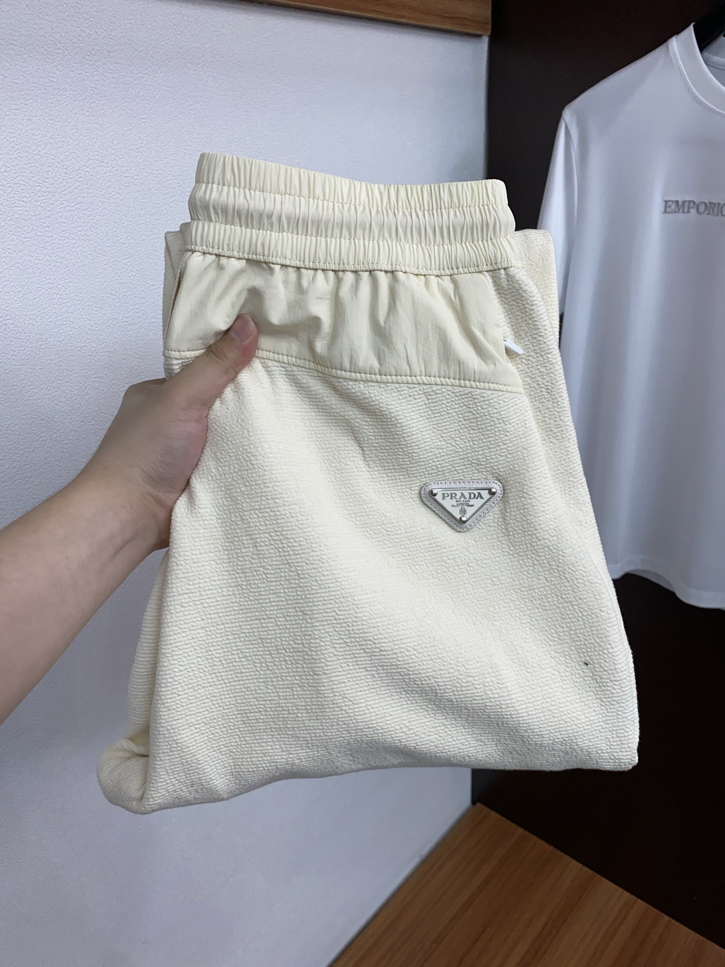 。🩵普拉达 专柜新品同步上市。原单订制高品质时尚休闲裤。超级百搭款。独家定制面料，手感细腻柔软，贴身舒适