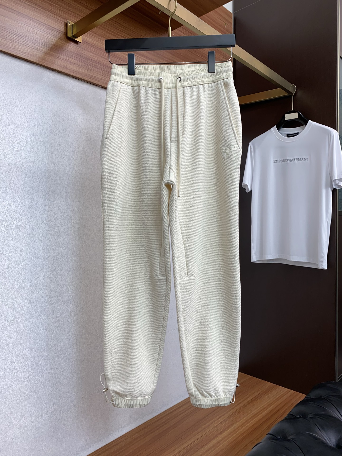 。🩵普拉达 专柜新品同步上市。原单订制高品质时尚休闲裤。超级百搭款。独家定制面料，手感细腻柔软，贴身舒适