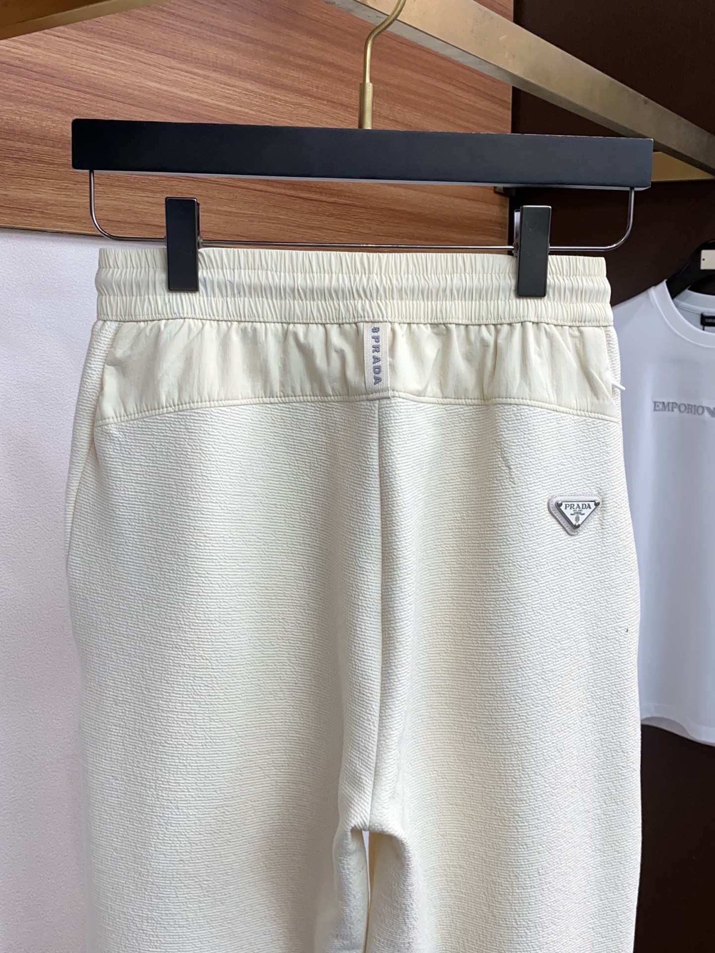 。🩵普拉达 专柜新品同步上市。原单订制高品质时尚休闲裤。超级百搭款。独家定制面料，手感细腻柔软，贴身舒适