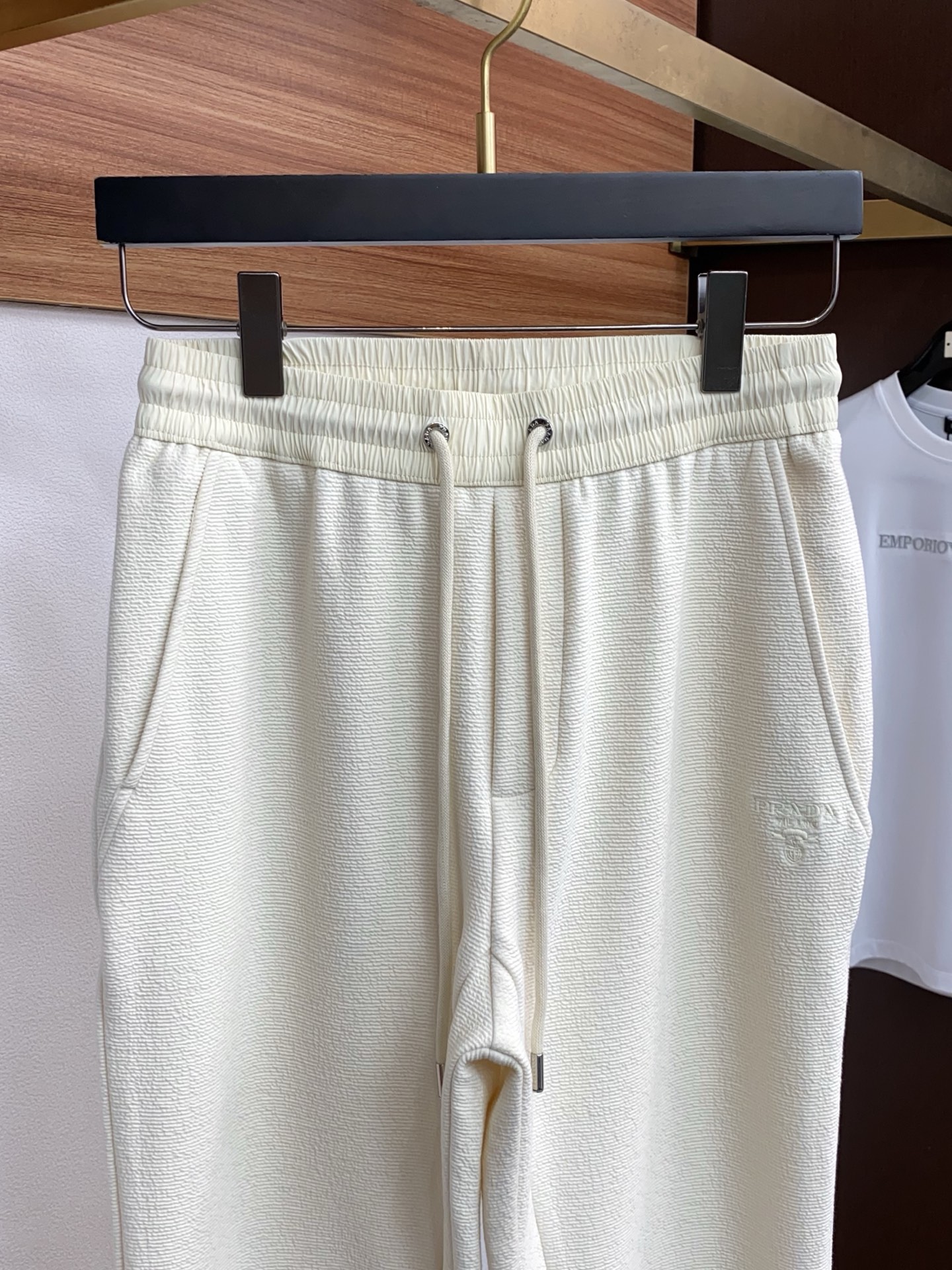 。🩵普拉达 专柜新品同步上市。原单订制高品质时尚休闲裤。超级百搭款。独家定制面料，手感细腻柔软，贴身舒适