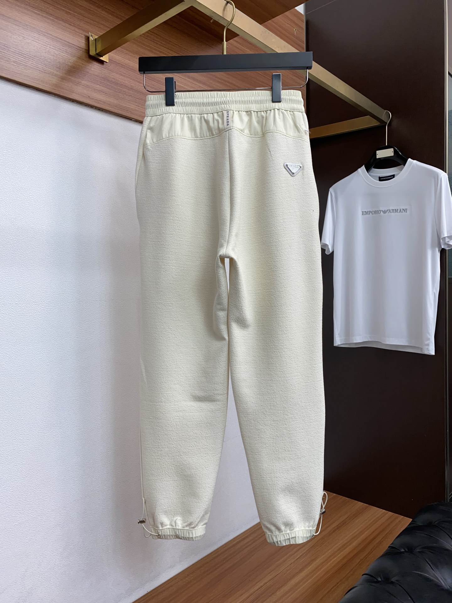 。🩵普拉达 专柜新品同步上市。原单订制高品质时尚休闲裤。超级百搭款。独家定制面料，手感细腻柔软，贴身舒适