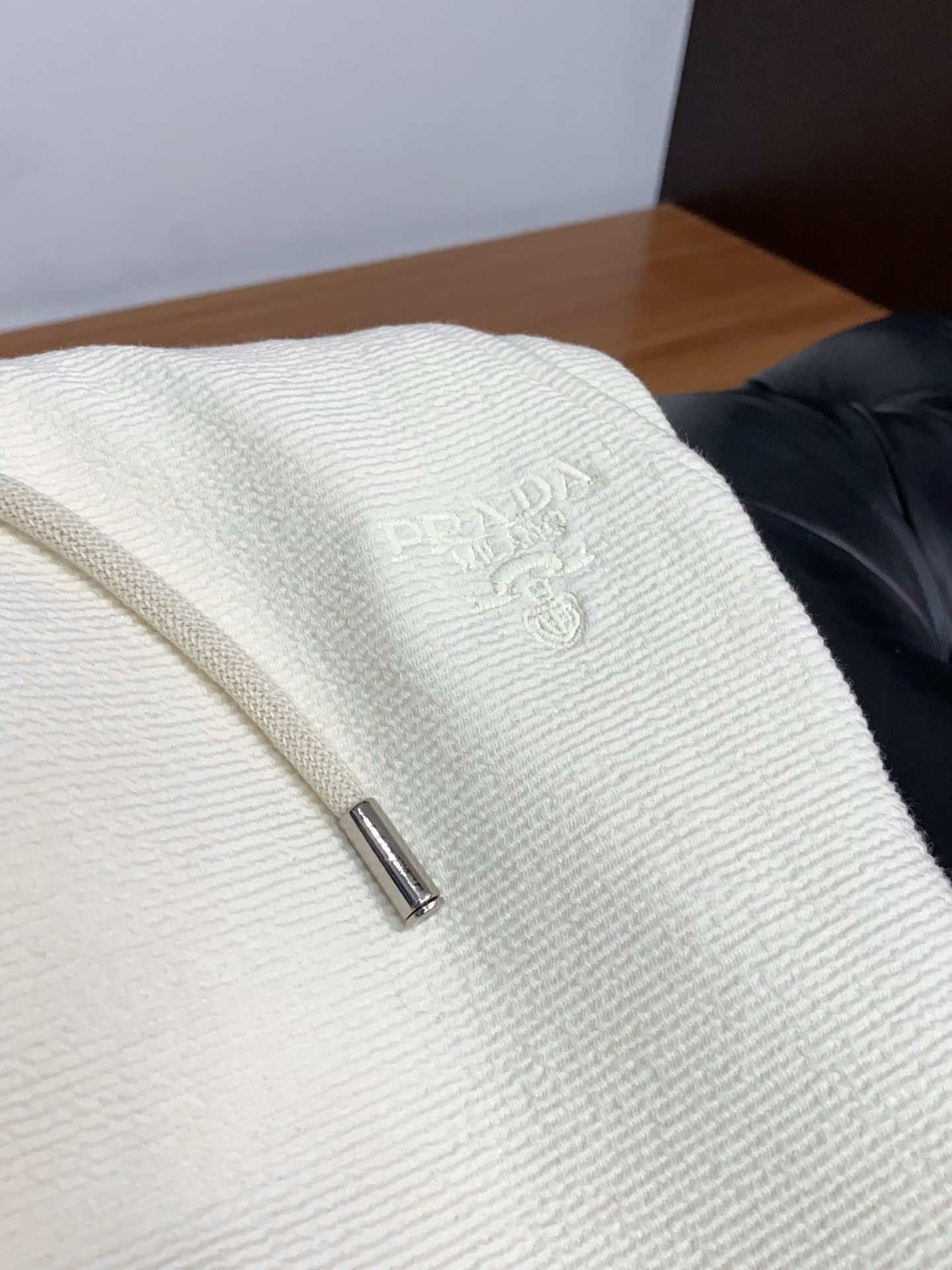 。🩵普拉达 专柜新品同步上市。原单订制高品质时尚休闲裤。超级百搭款。独家定制面料，手感细腻柔软，贴身舒适