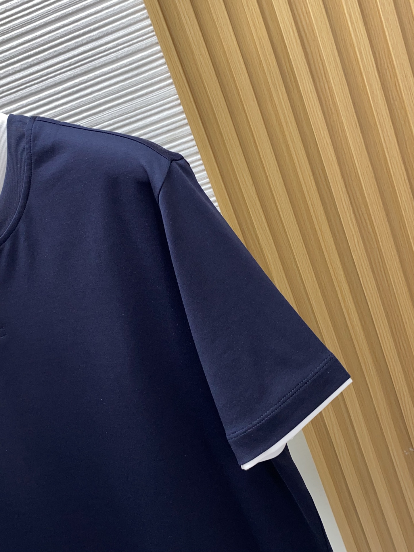 BC 26SS早春短袖T恤甄选软糯亲肤100支丝光棉面料制成，标准版圆领短袖裁剪，更适合日常穿着。简约不