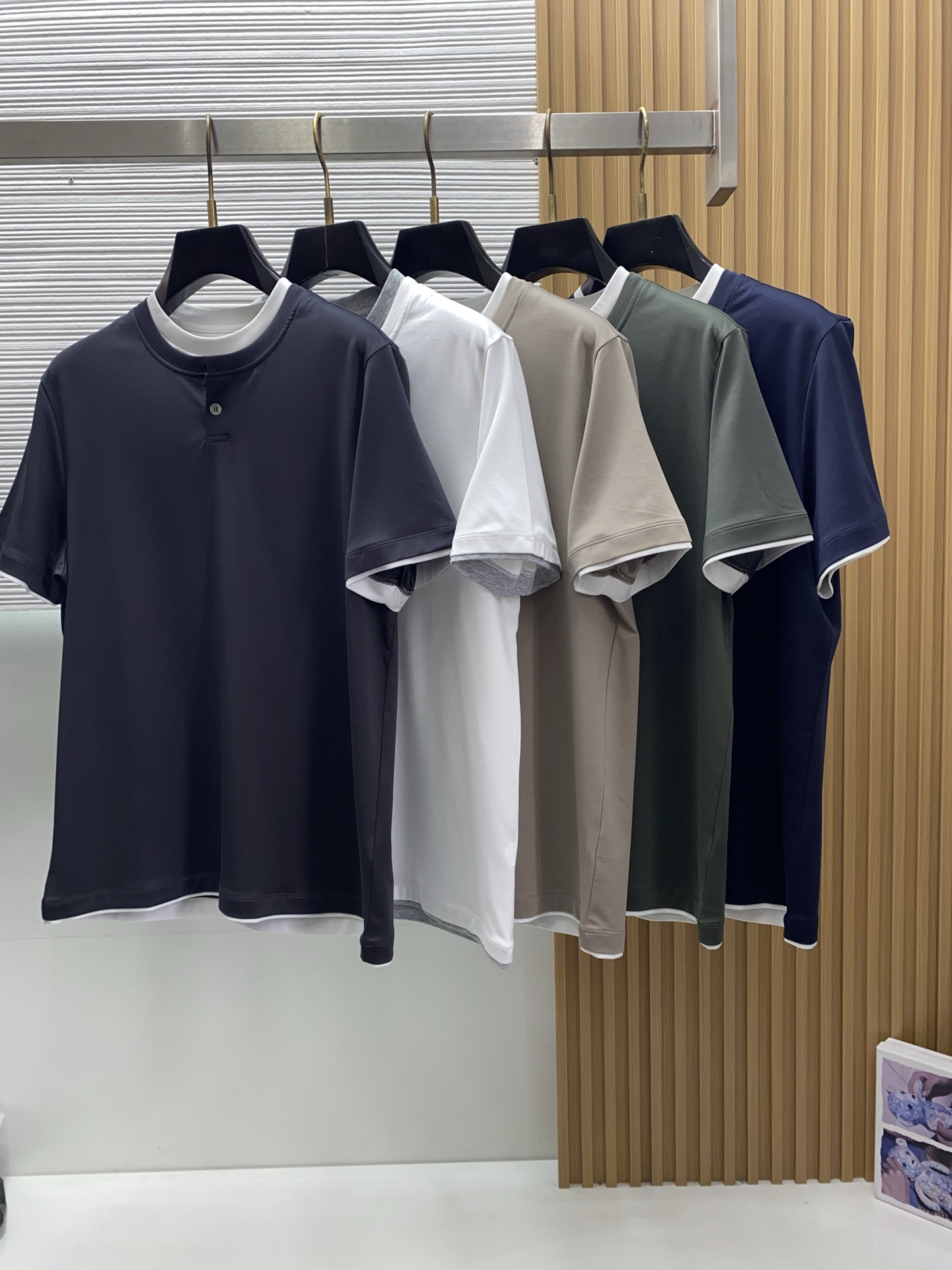 BC 26SS早春短袖T恤甄选软糯亲肤100支丝光棉面料制成，标准版圆领短袖裁剪，更适合日常穿着。简约不