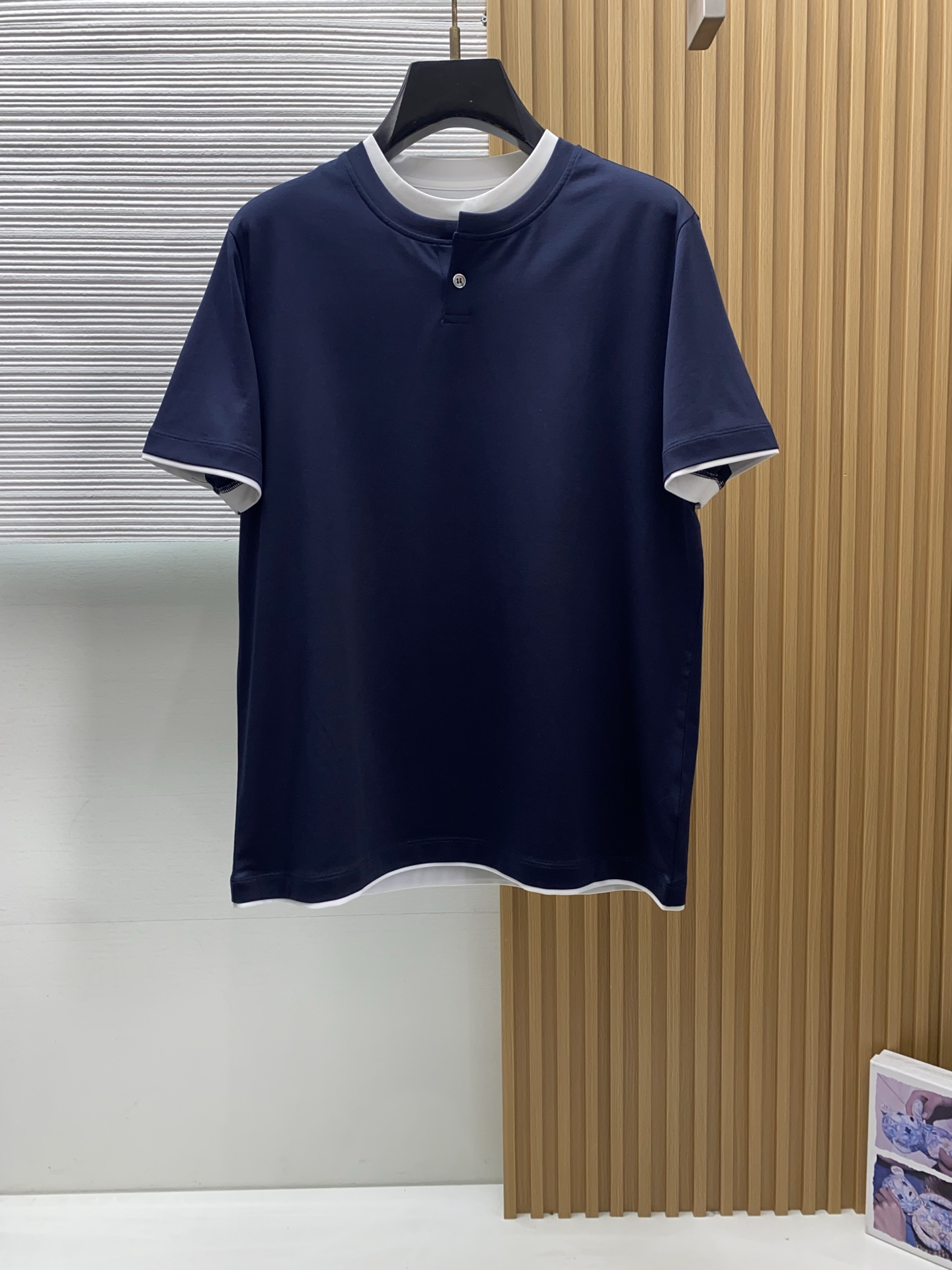 BC 26SS早春短袖T恤甄选软糯亲肤100支丝光棉面料制成，标准版圆领短袖裁剪，更适合日常穿着。简约不