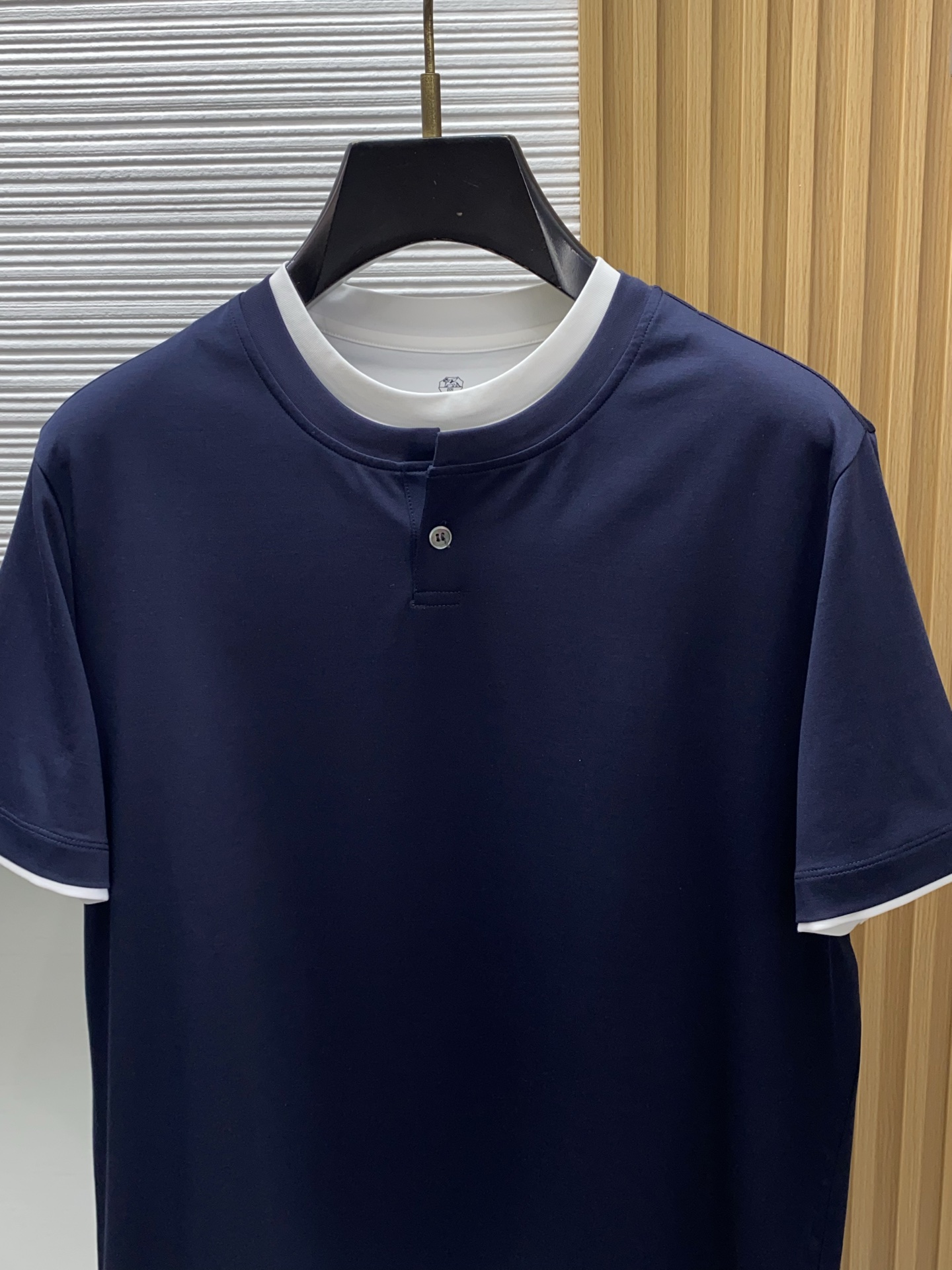 BC 26SS早春短袖T恤甄选软糯亲肤100支丝光棉面料制成，标准版圆领短袖裁剪，更适合日常穿着。简约不