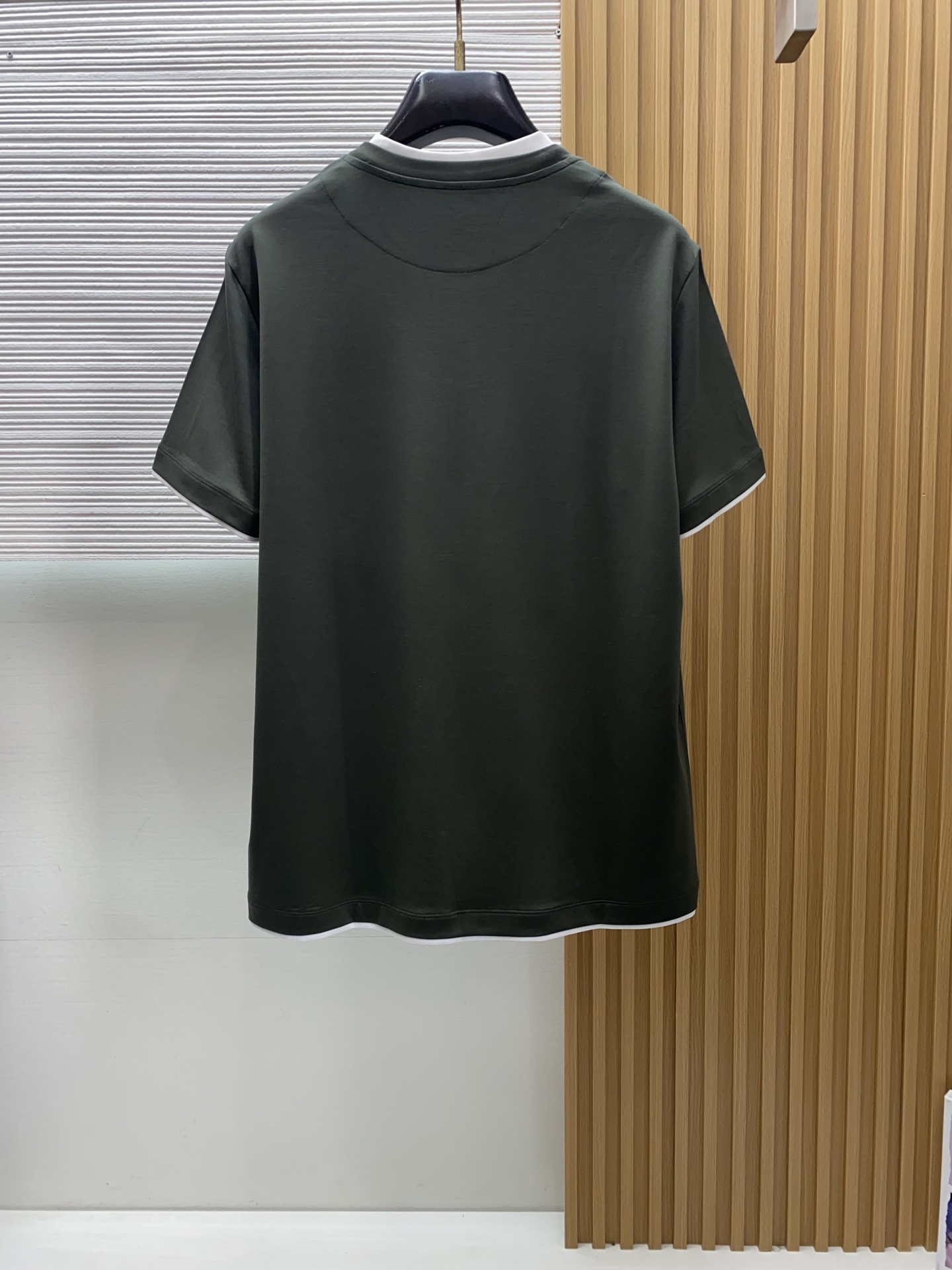 BC 26SS早春短袖T恤甄选软糯亲肤100支丝光棉面料制成，标准版圆领短袖裁剪，更适合日常穿着。简约不