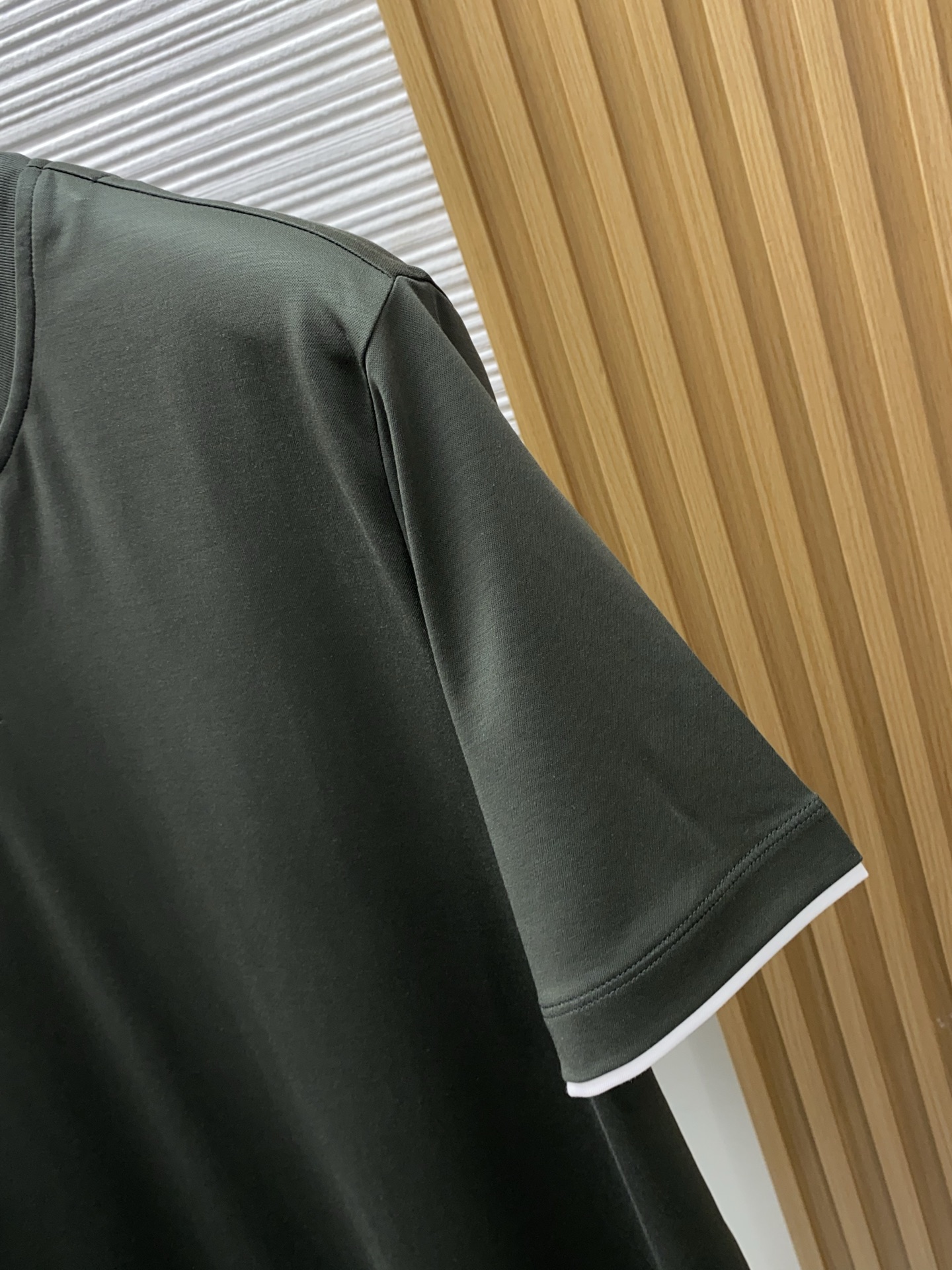 BC 26SS早春短袖T恤甄选软糯亲肤100支丝光棉面料制成，标准版圆领短袖裁剪，更适合日常穿着。简约不