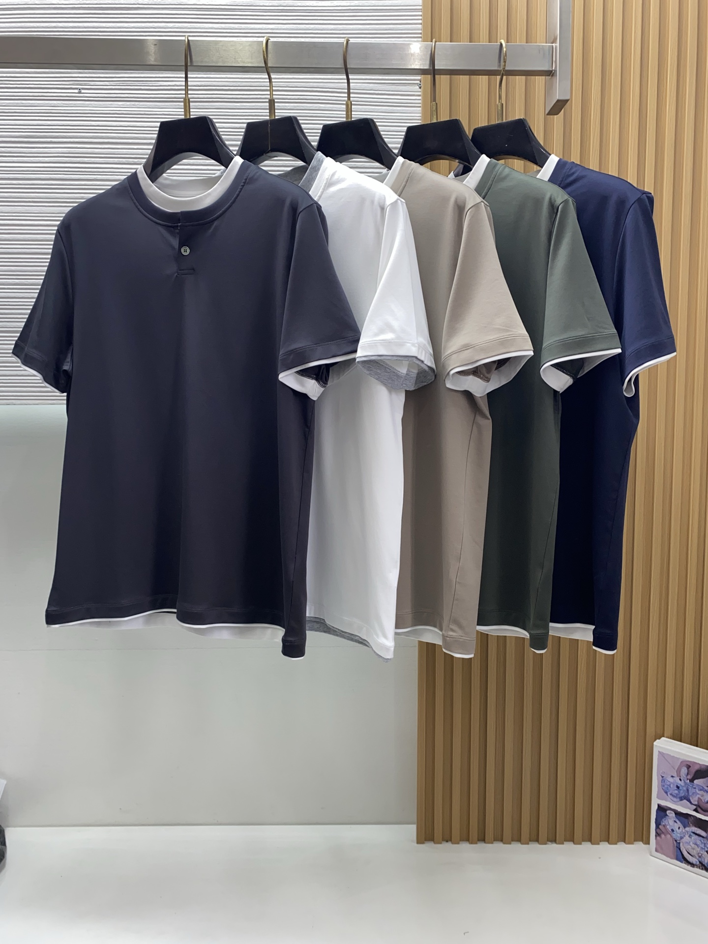 BC 26SS早春短袖T恤甄选软糯亲肤100支丝光棉面料制成，标准版圆领短袖裁剪，更适合日常穿着。简约不