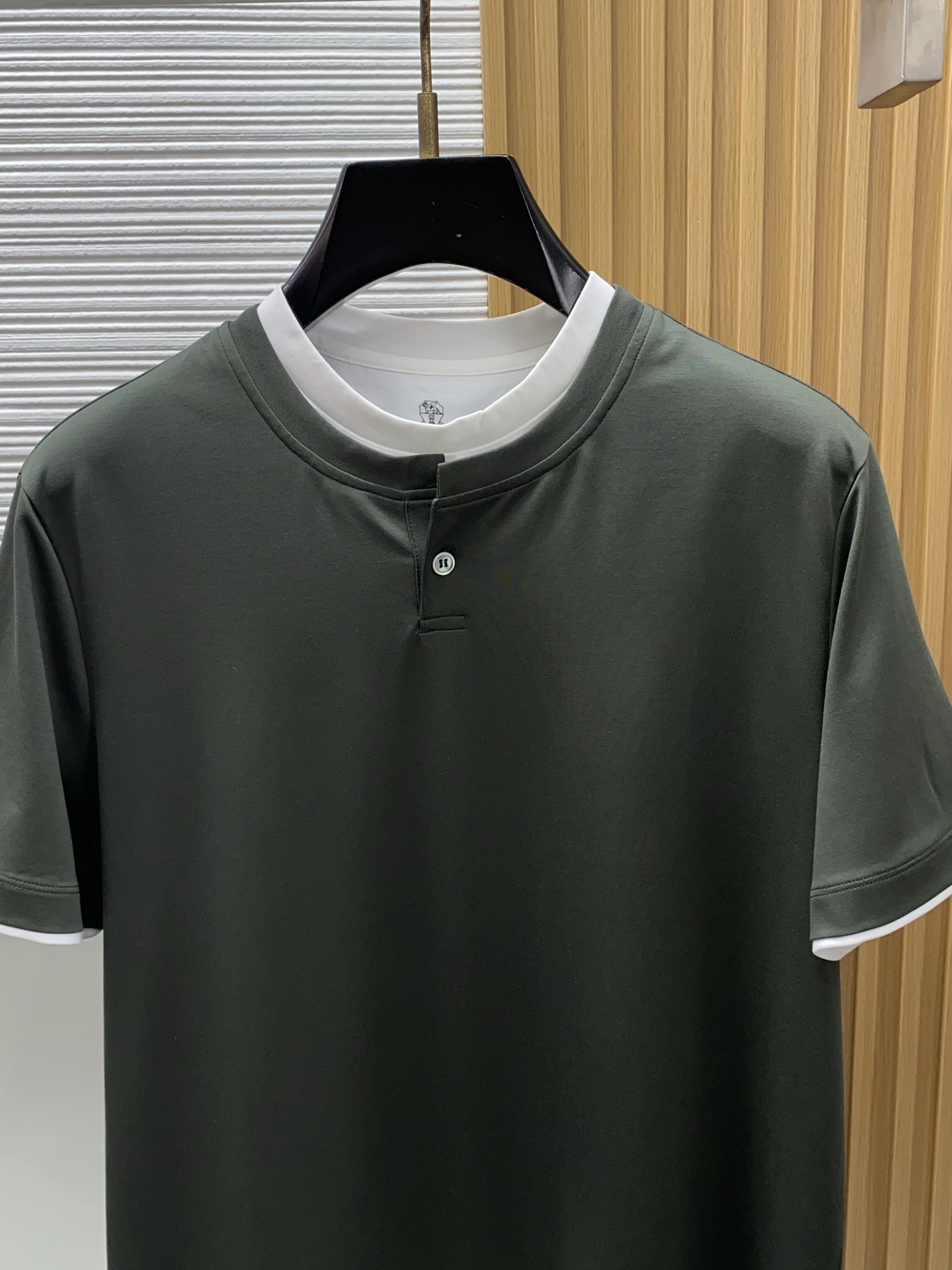 BC 26SS早春短袖T恤甄选软糯亲肤100支丝光棉面料制成，标准版圆领短袖裁剪，更适合日常穿着。简约不