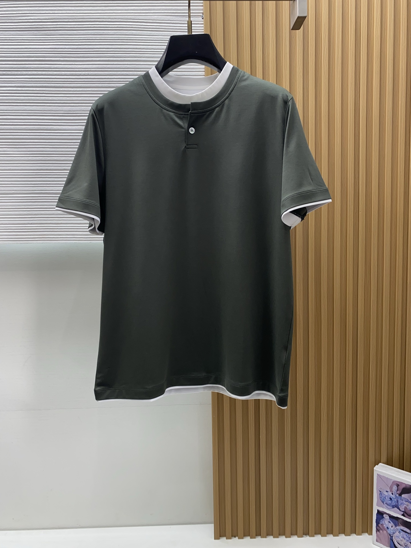 BC 26SS早春短袖T恤甄选软糯亲肤100支丝光棉面料制成，标准版圆领短袖裁剪，更适合日常穿着。简约不