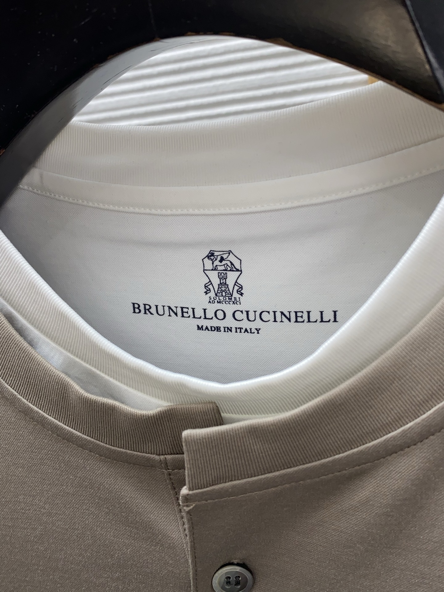 BC 26SS早春短袖T恤甄选软糯亲肤100支丝光棉面料制成，标准版圆领短袖裁剪，更适合日常穿着。简约不