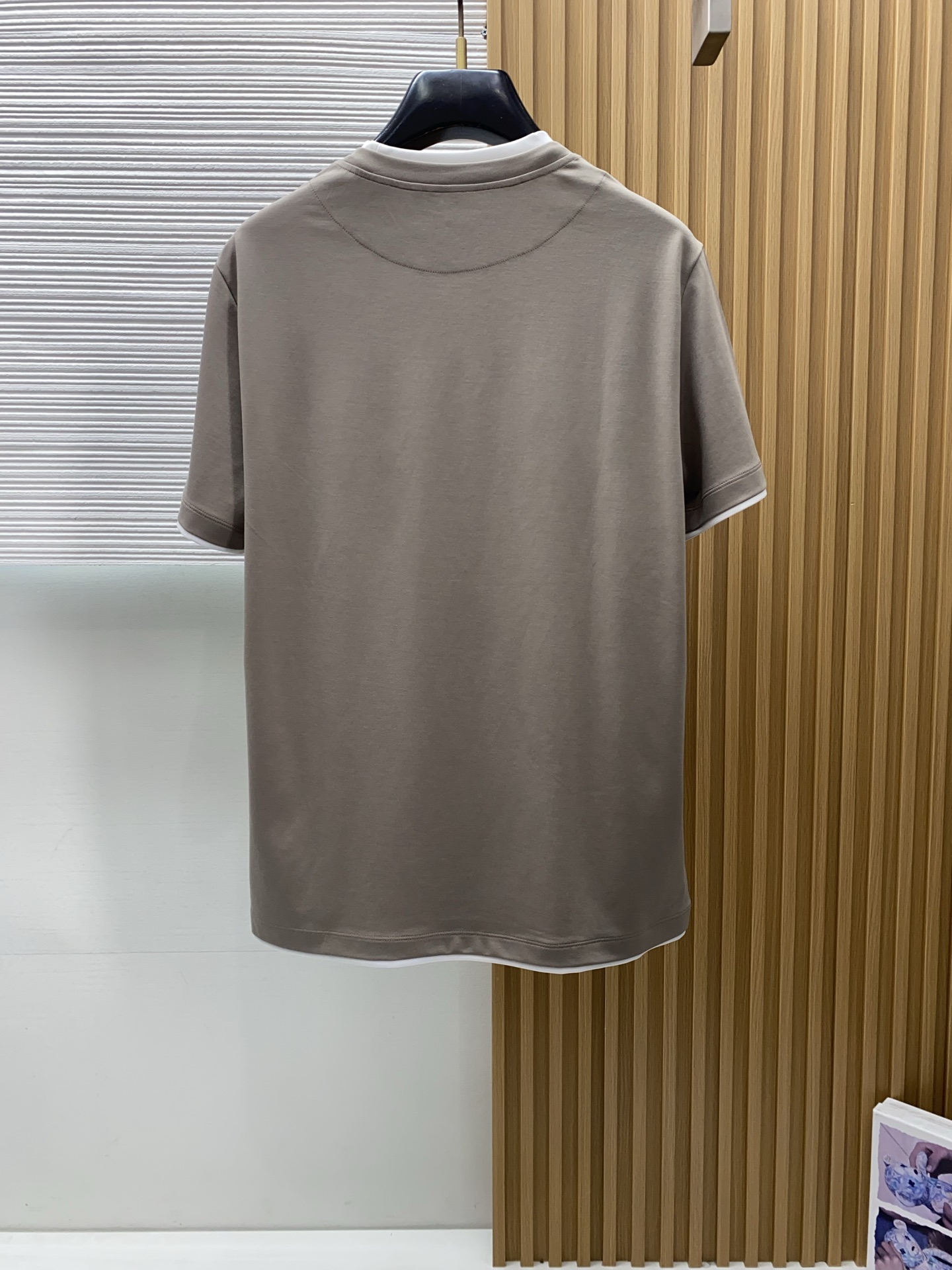 BC 26SS早春短袖T恤甄选软糯亲肤100支丝光棉面料制成，标准版圆领短袖裁剪，更适合日常穿着。简约不