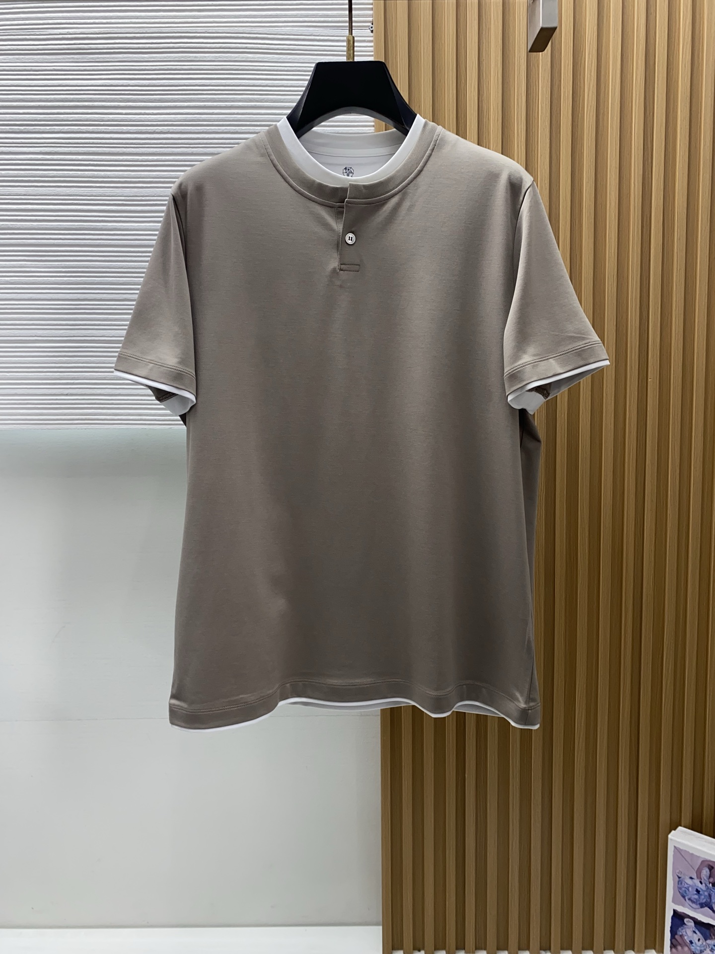 BC 26SS早春短袖T恤甄选软糯亲肤100支丝光棉面料制成，标准版圆领短袖裁剪，更适合日常穿着。简约不