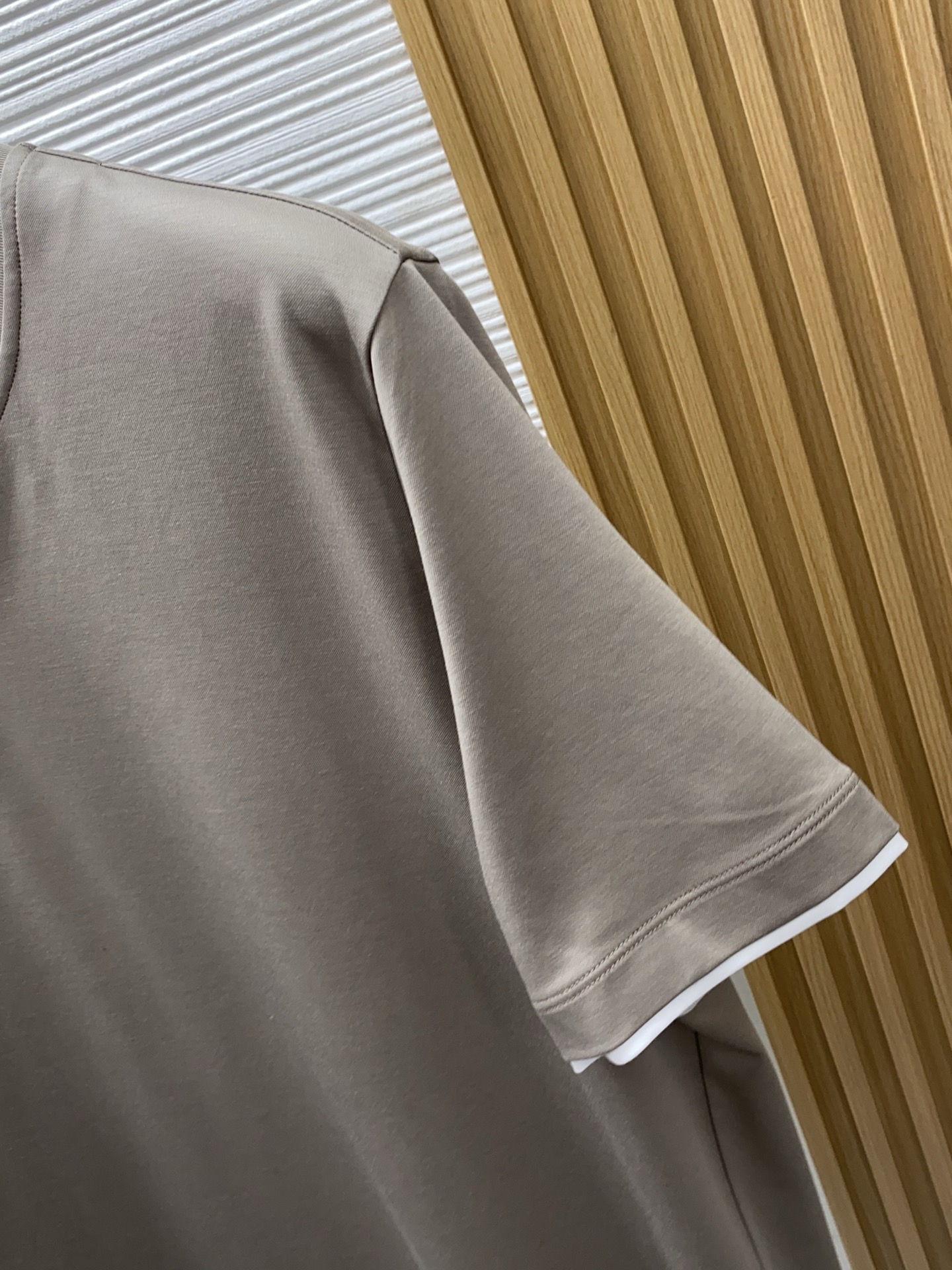 BC 26SS早春短袖T恤甄选软糯亲肤100支丝光棉面料制成，标准版圆领短袖裁剪，更适合日常穿着。简约不