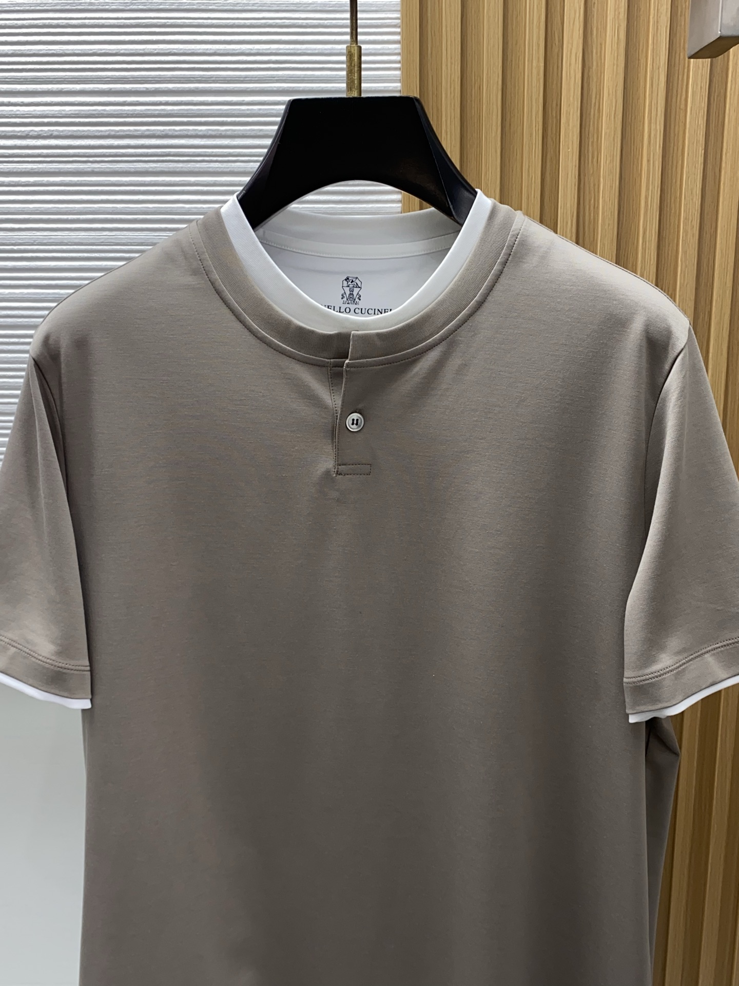 BC 26SS早春短袖T恤甄选软糯亲肤100支丝光棉面料制成，标准版圆领短袖裁剪，更适合日常穿着。简约不