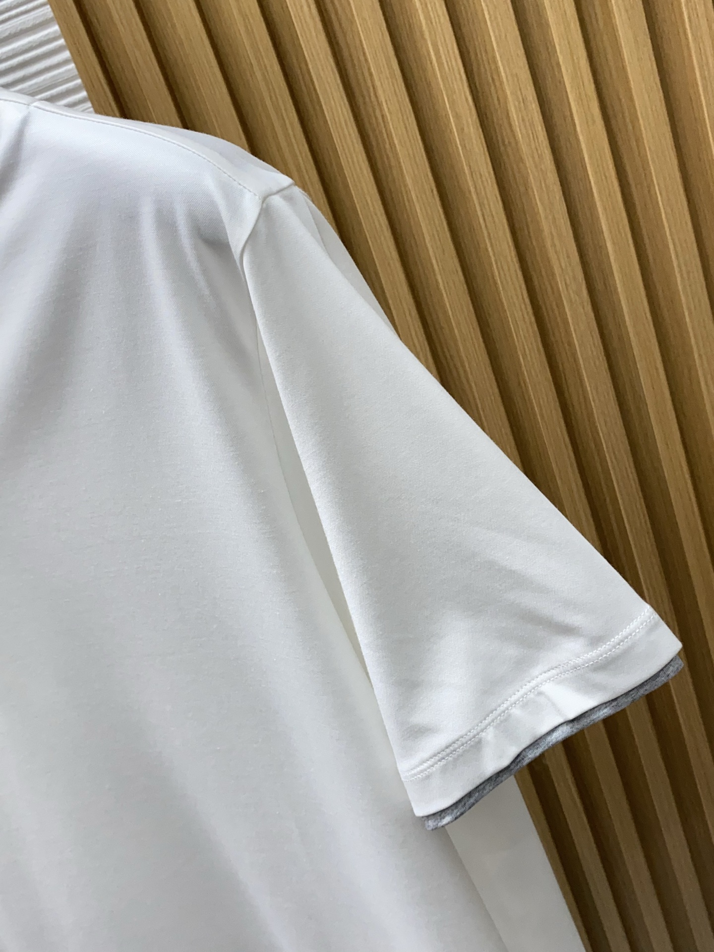 BC 26SS早春短袖T恤甄选软糯亲肤100支丝光棉面料制成，标准版圆领短袖裁剪，更适合日常穿着。简约不