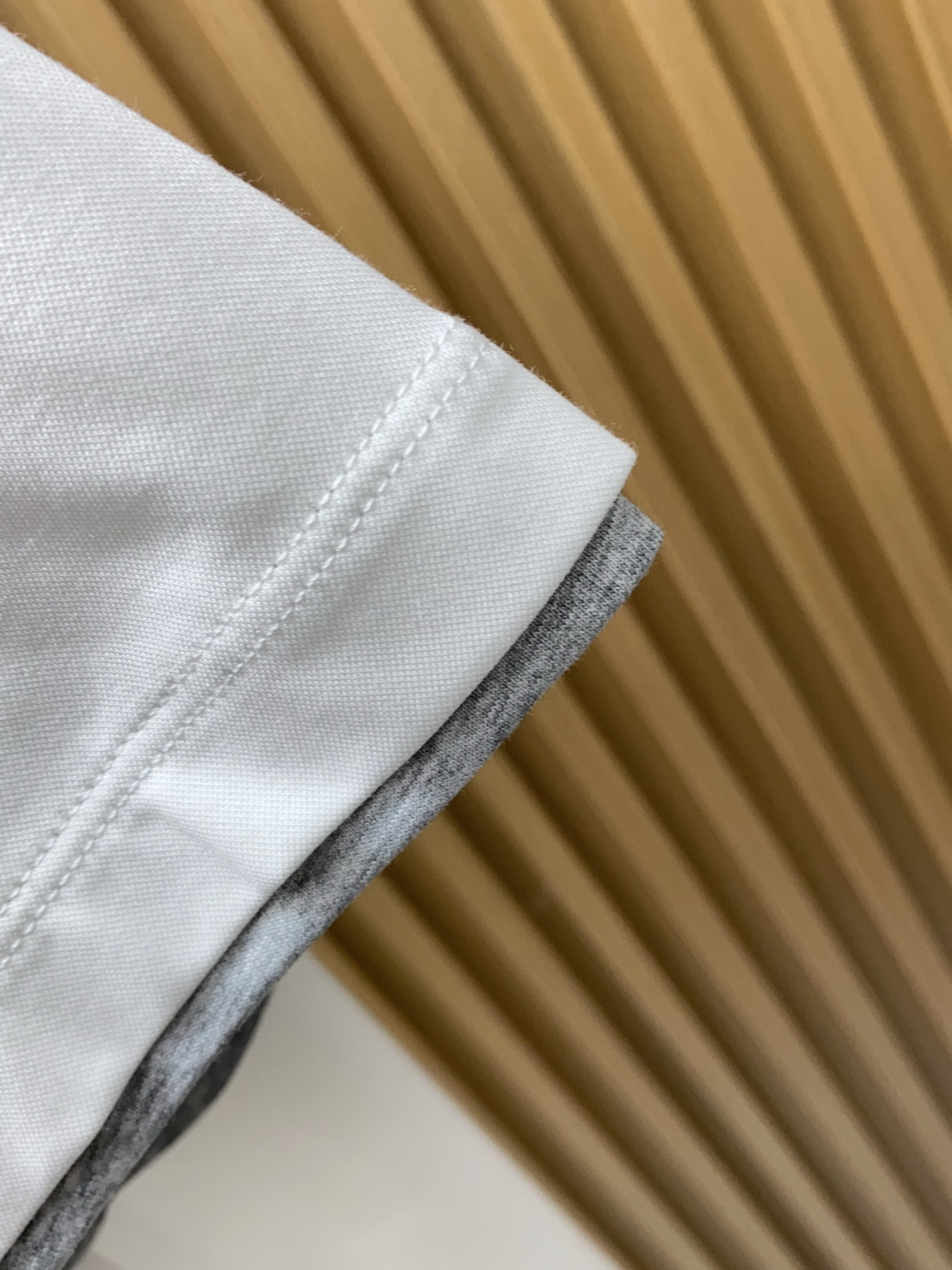 BC 26SS早春短袖T恤甄选软糯亲肤100支丝光棉面料制成，标准版圆领短袖裁剪，更适合日常穿着。简约不