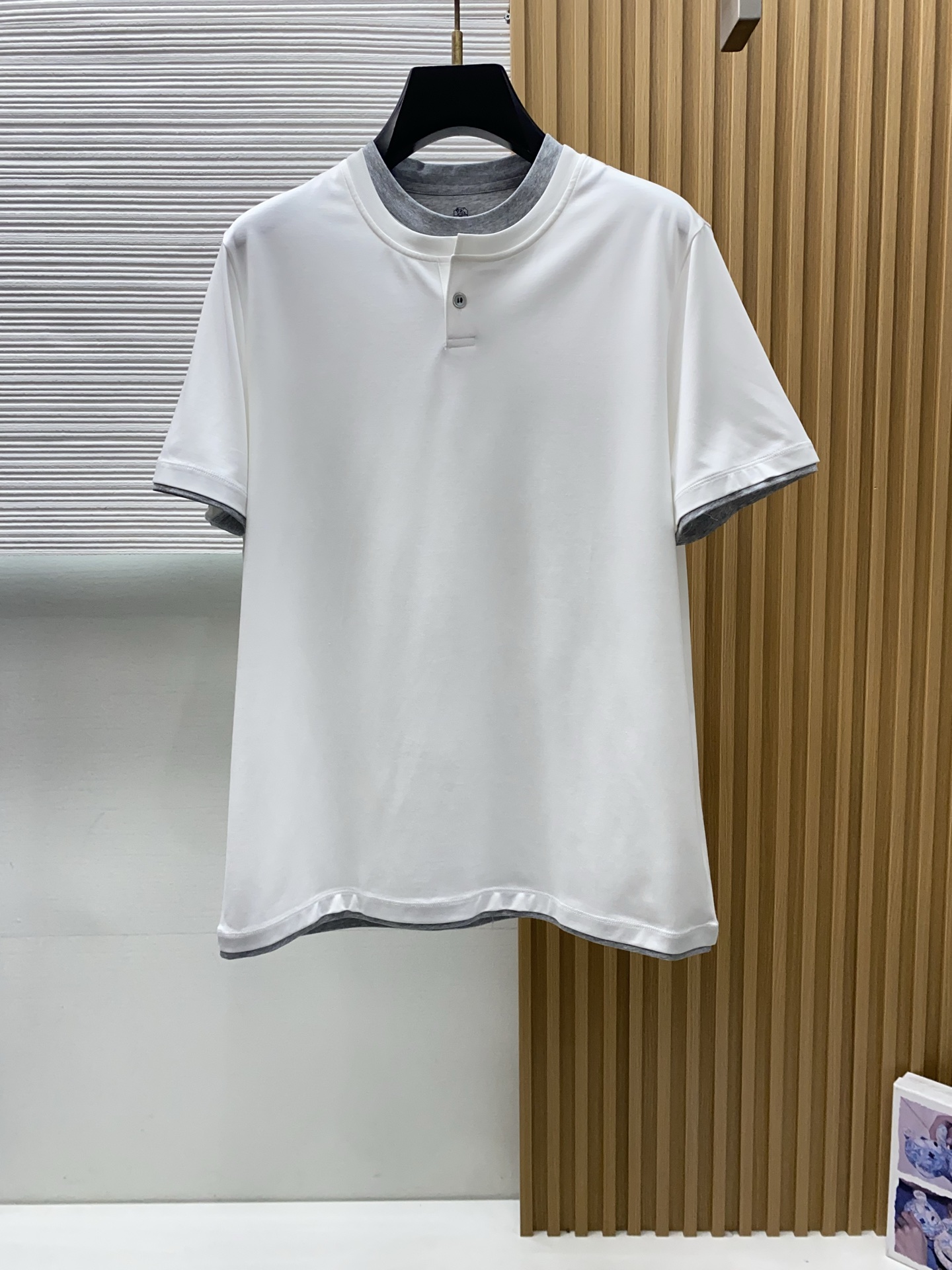 BC 26SS早春短袖T恤甄选软糯亲肤100支丝光棉面料制成，标准版圆领短袖裁剪，更适合日常穿着。简约不