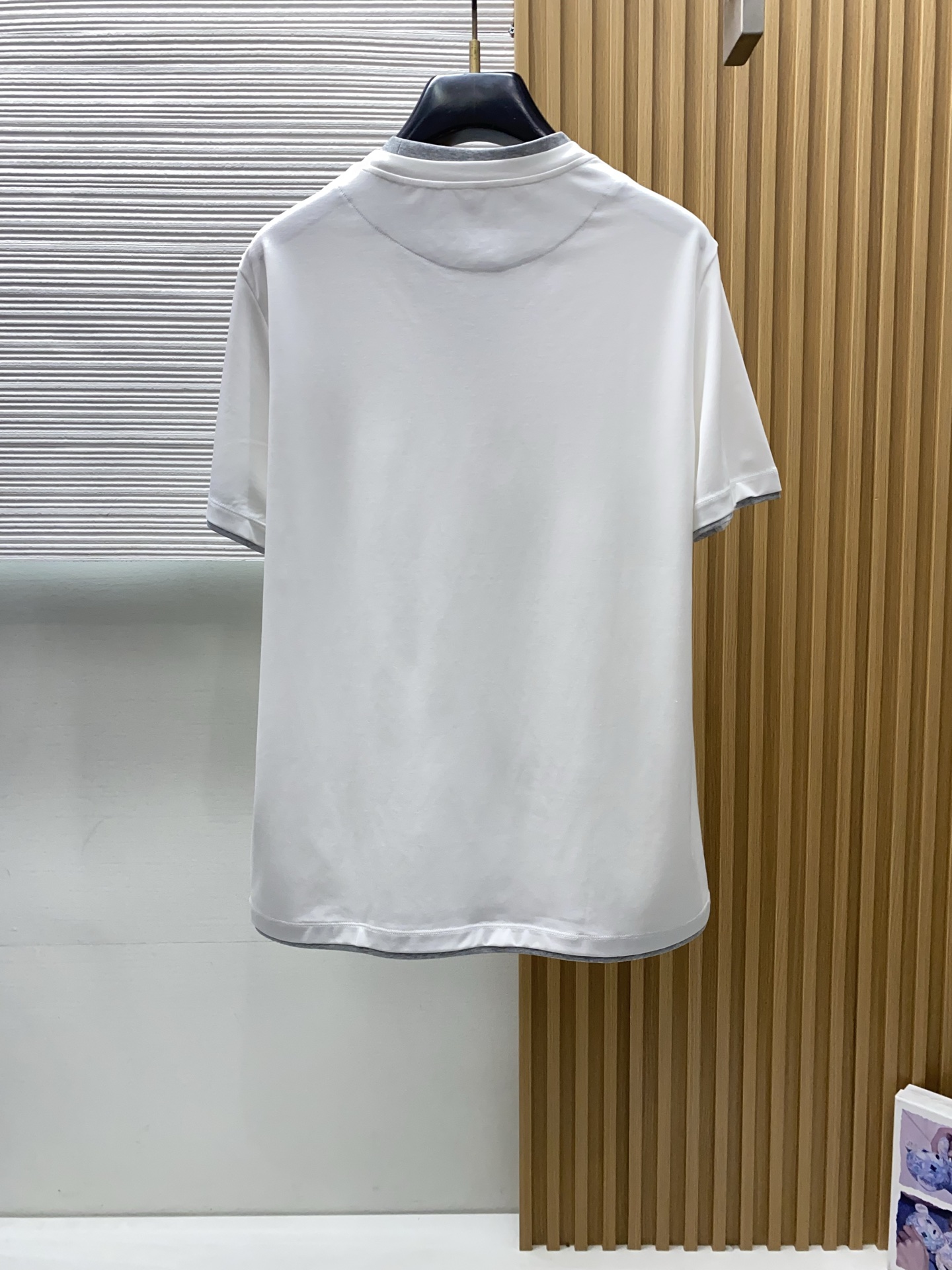 BC 26SS早春短袖T恤甄选软糯亲肤100支丝光棉面料制成，标准版圆领短袖裁剪，更适合日常穿着。简约不