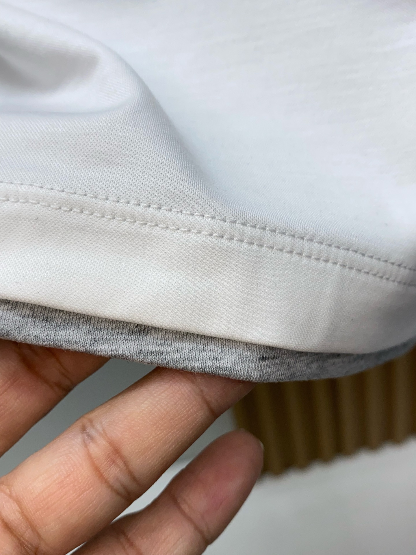 BC 26SS早春短袖T恤甄选软糯亲肤100支丝光棉面料制成，标准版圆领短袖裁剪，更适合日常穿着。简约不