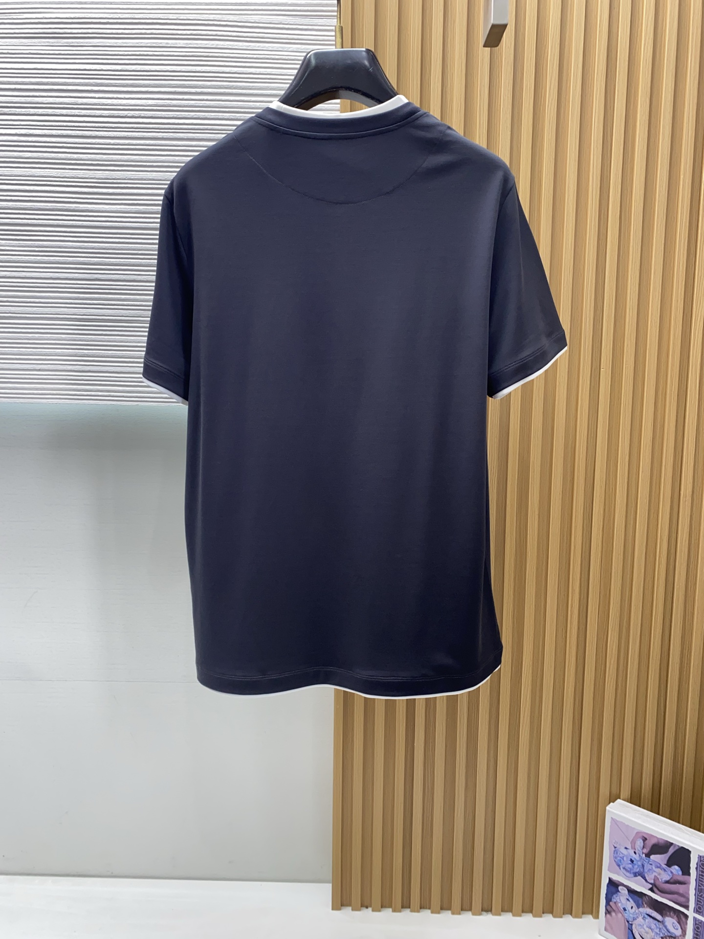 BC 26SS早春短袖T恤甄选软糯亲肤100支丝光棉面料制成，标准版圆领短袖裁剪，更适合日常穿着。简约不