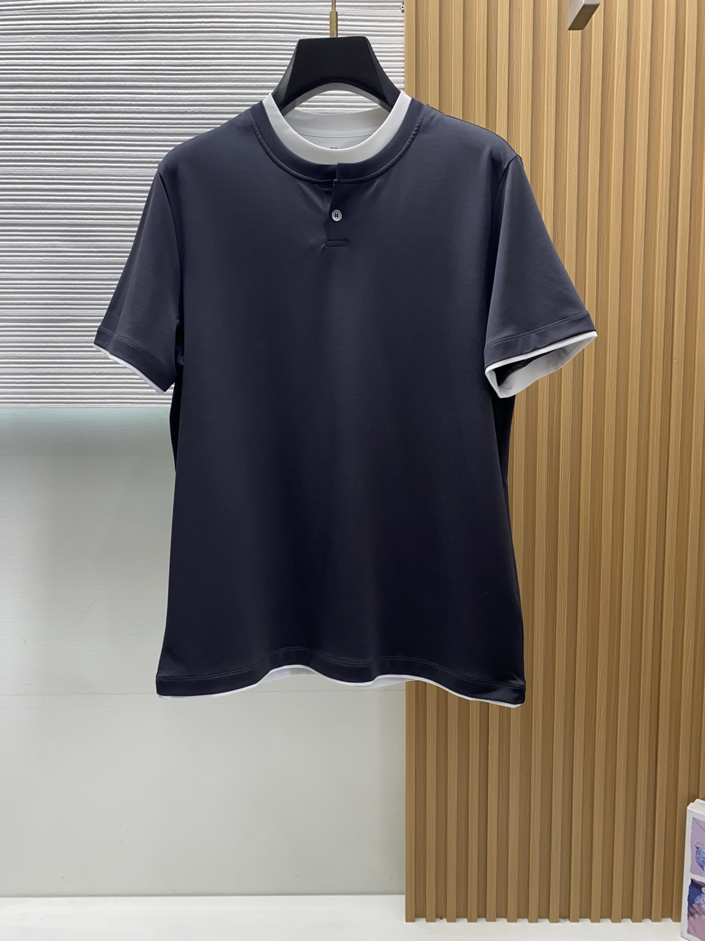 BC 26SS早春短袖T恤甄选软糯亲肤100支丝光棉面料制成，标准版圆领短袖裁剪，更适合日常穿着。简约不