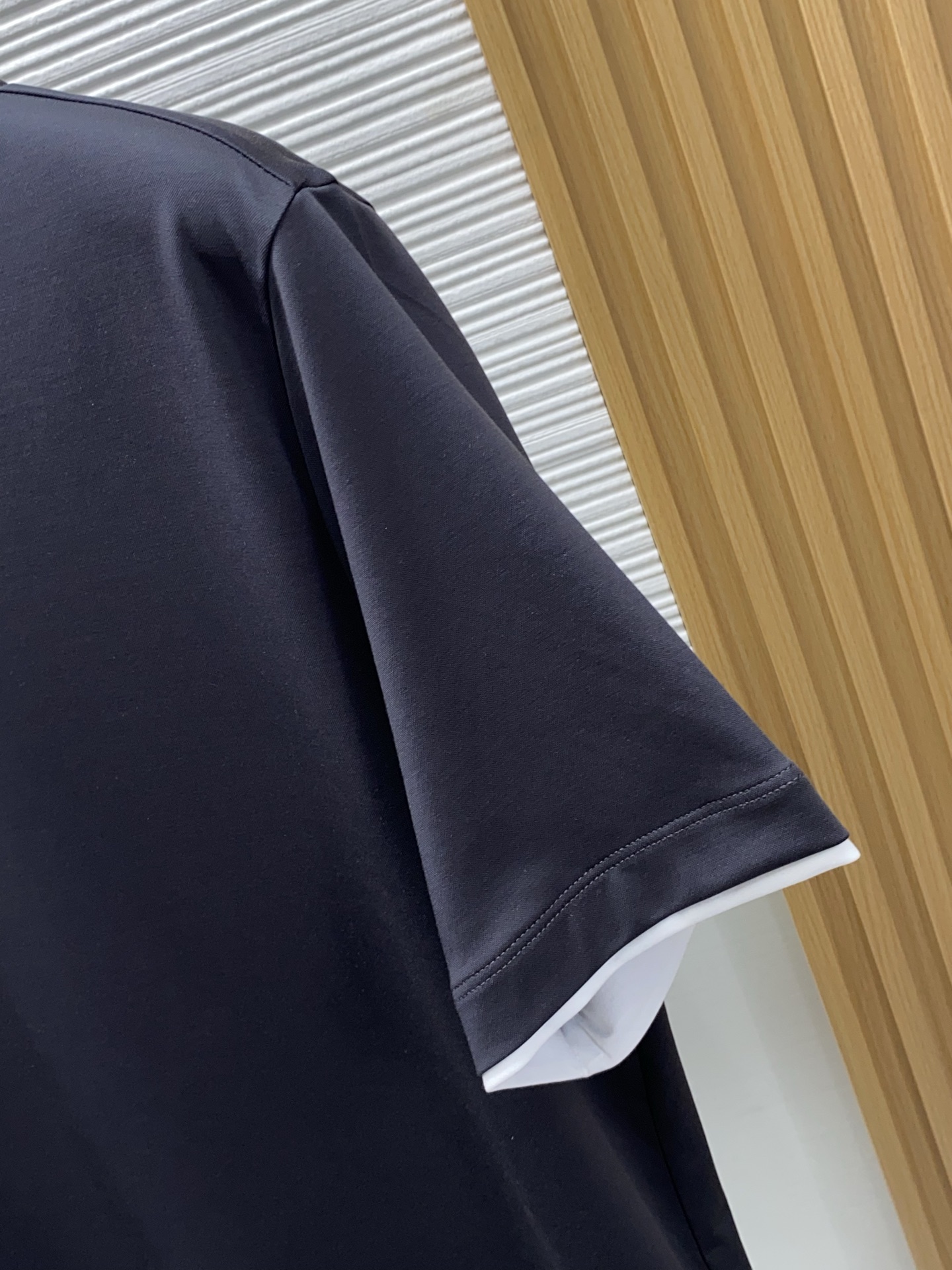 BC 26SS早春短袖T恤甄选软糯亲肤100支丝光棉面料制成，标准版圆领短袖裁剪，更适合日常穿着。简约不