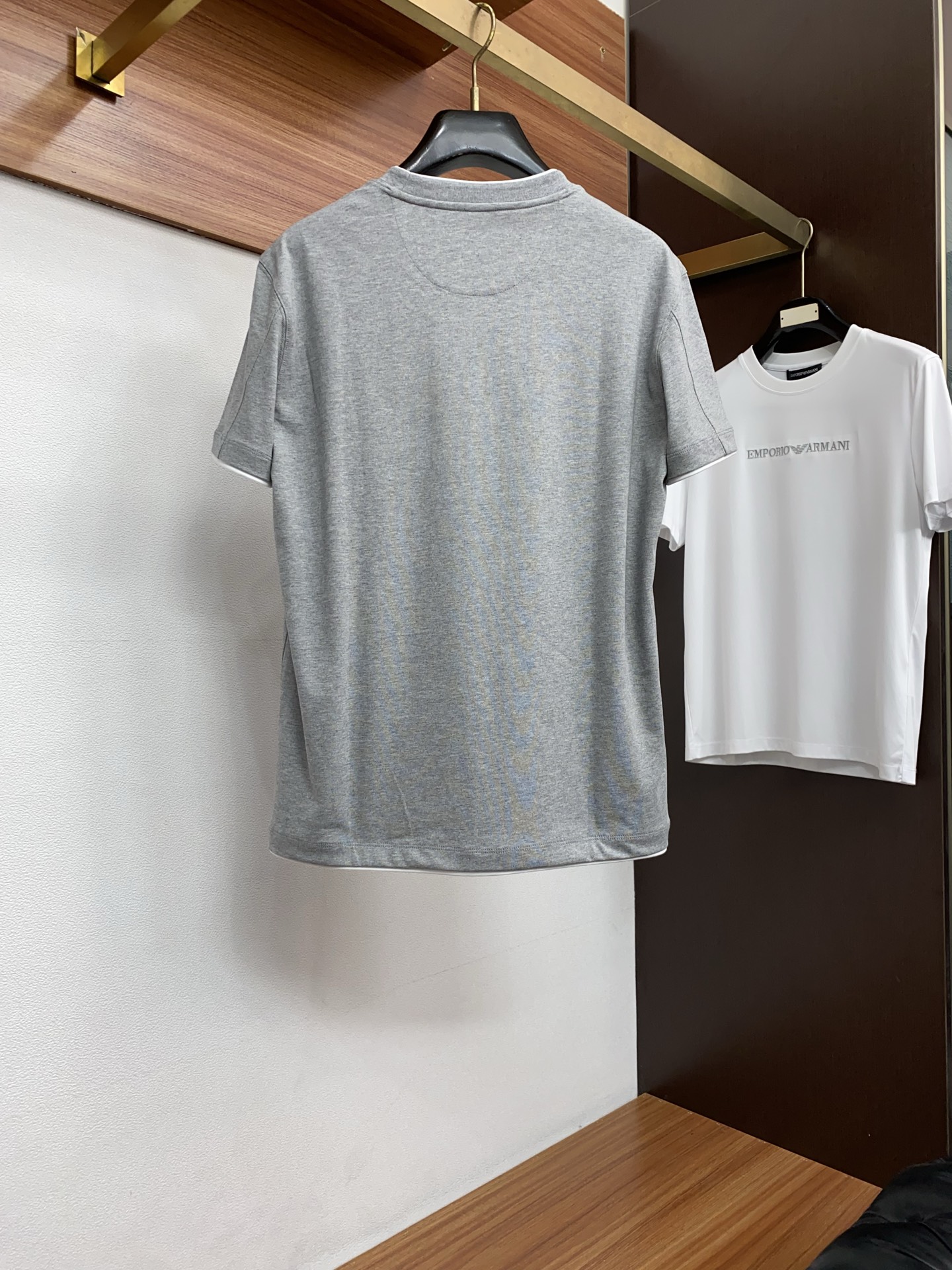 BC 26SS早春短袖T恤甄选软糯亲肤100支丝光棉面料制成，标准版圆领短袖裁剪，更适合日常穿着。简约不