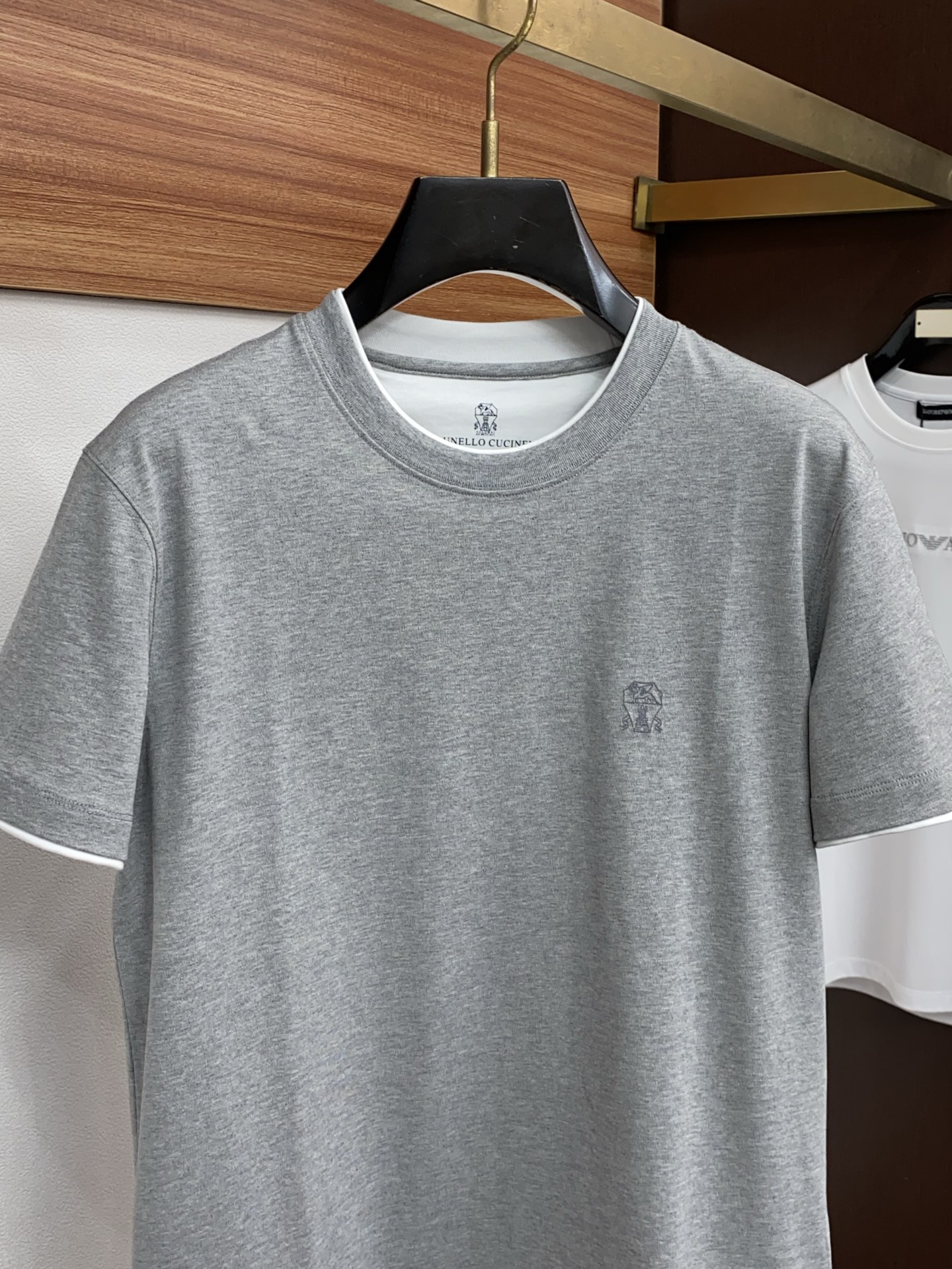 BC 26SS早春短袖T恤甄选软糯亲肤100支丝光棉面料制成，标准版圆领短袖裁剪，更适合日常穿着。简约不