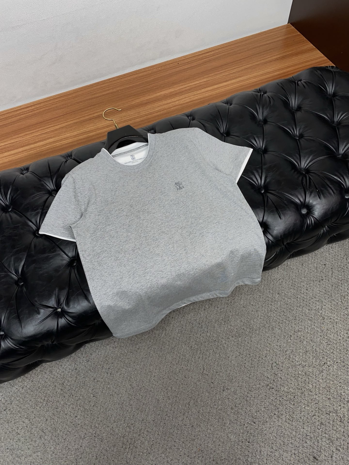 BC 26SS早春短袖T恤甄选软糯亲肤100支丝光棉面料制成，标准版圆领短袖裁剪，更适合日常穿着。简约不