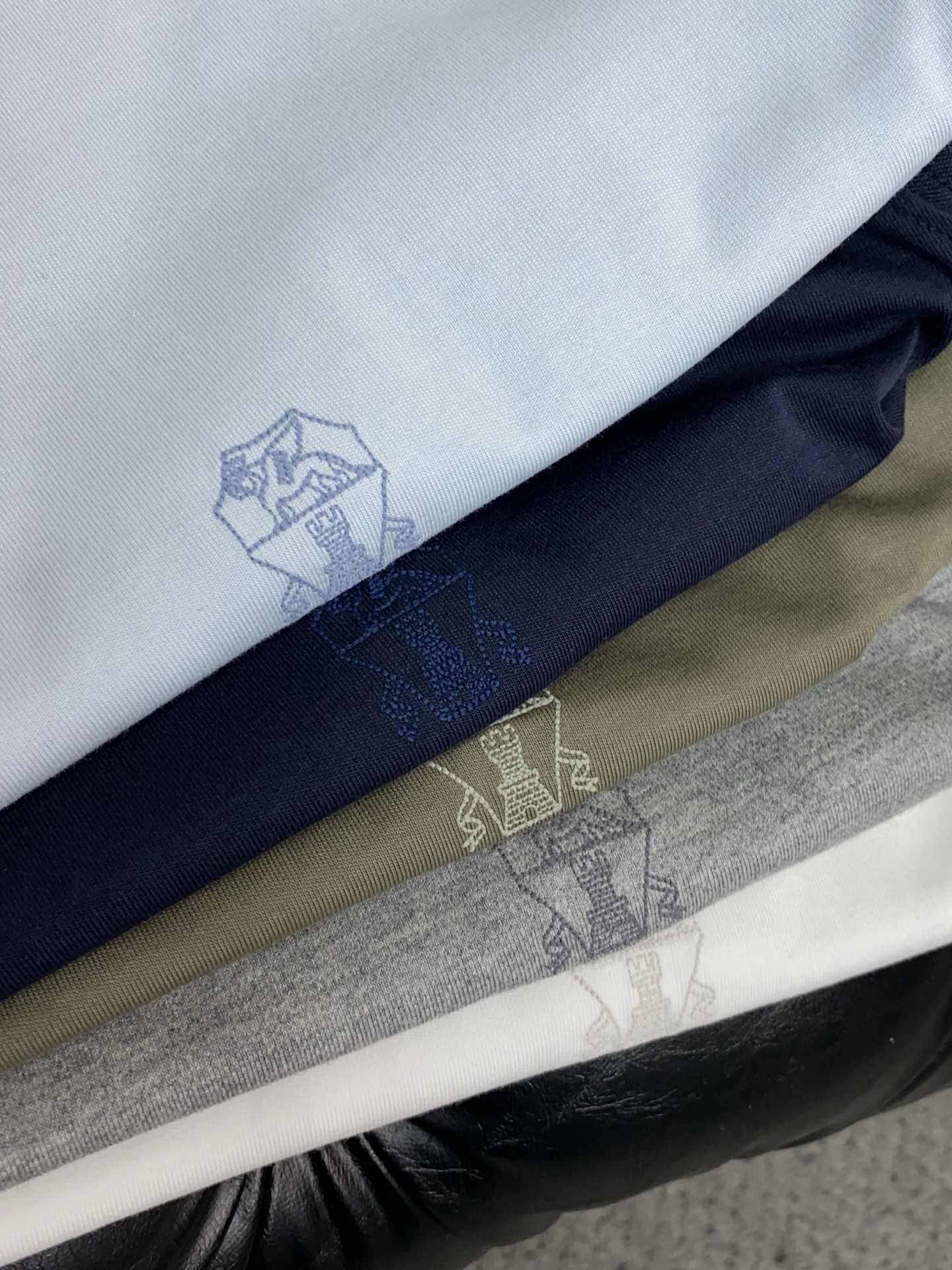 BC 26SS早春短袖T恤甄选软糯亲肤100支丝光棉面料制成，标准版圆领短袖裁剪，更适合日常穿着。简约不