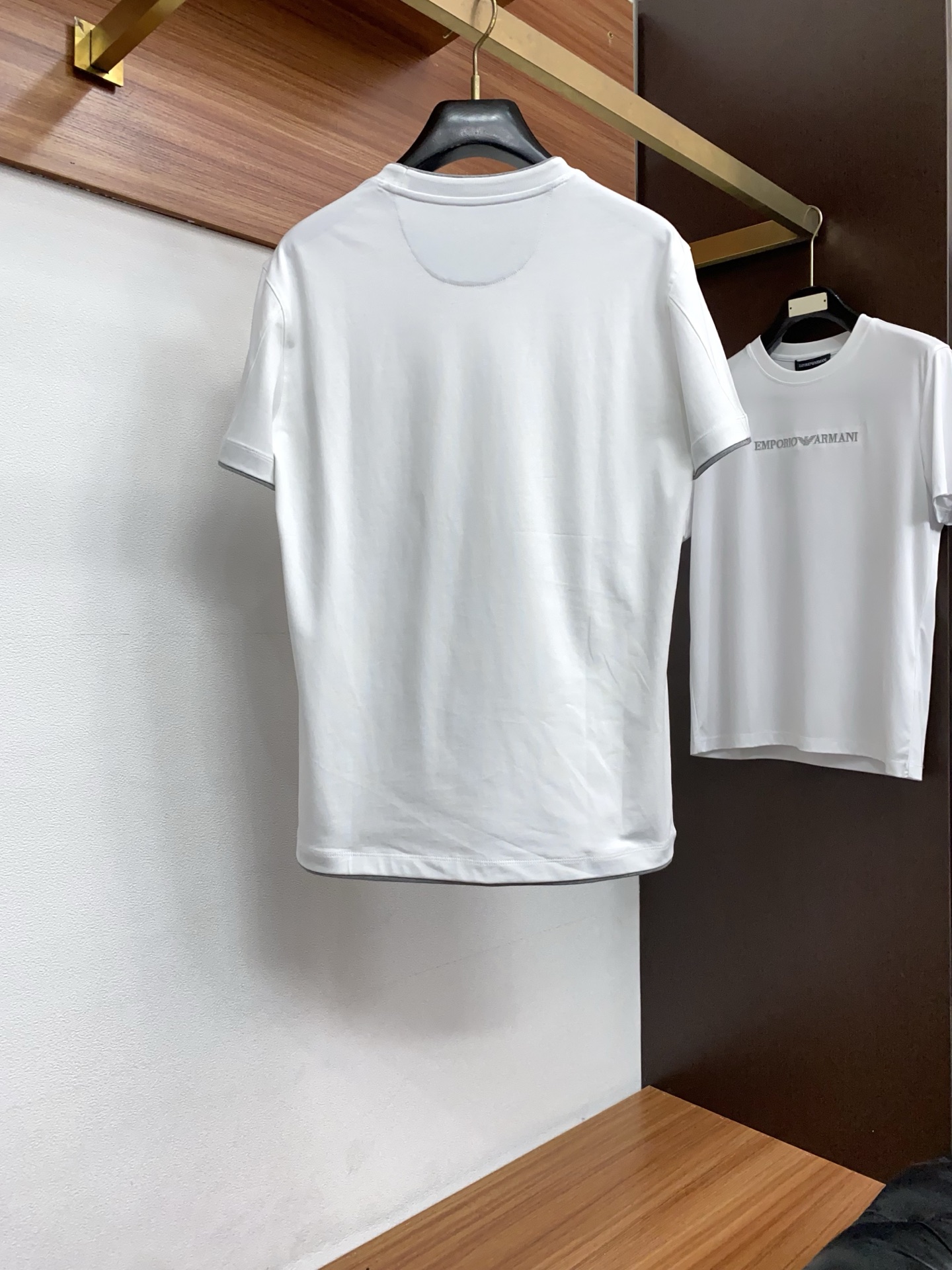 BC 26SS早春短袖T恤甄选软糯亲肤100支丝光棉面料制成，标准版圆领短袖裁剪，更适合日常穿着。简约不