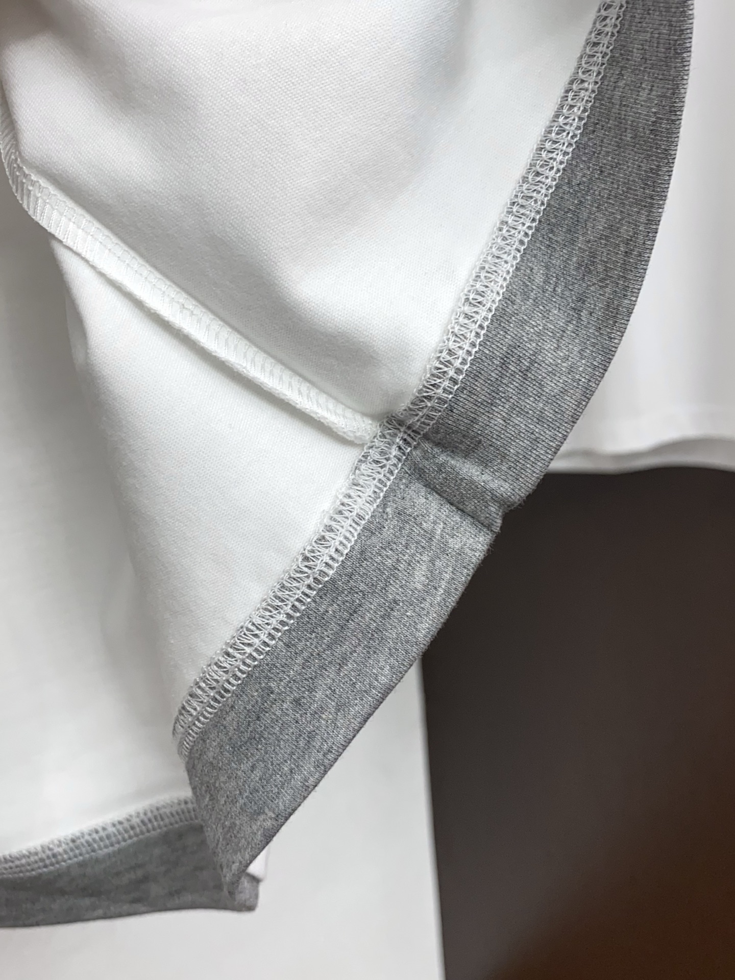 BC 26SS早春短袖T恤甄选软糯亲肤100支丝光棉面料制成，标准版圆领短袖裁剪，更适合日常穿着。简约不