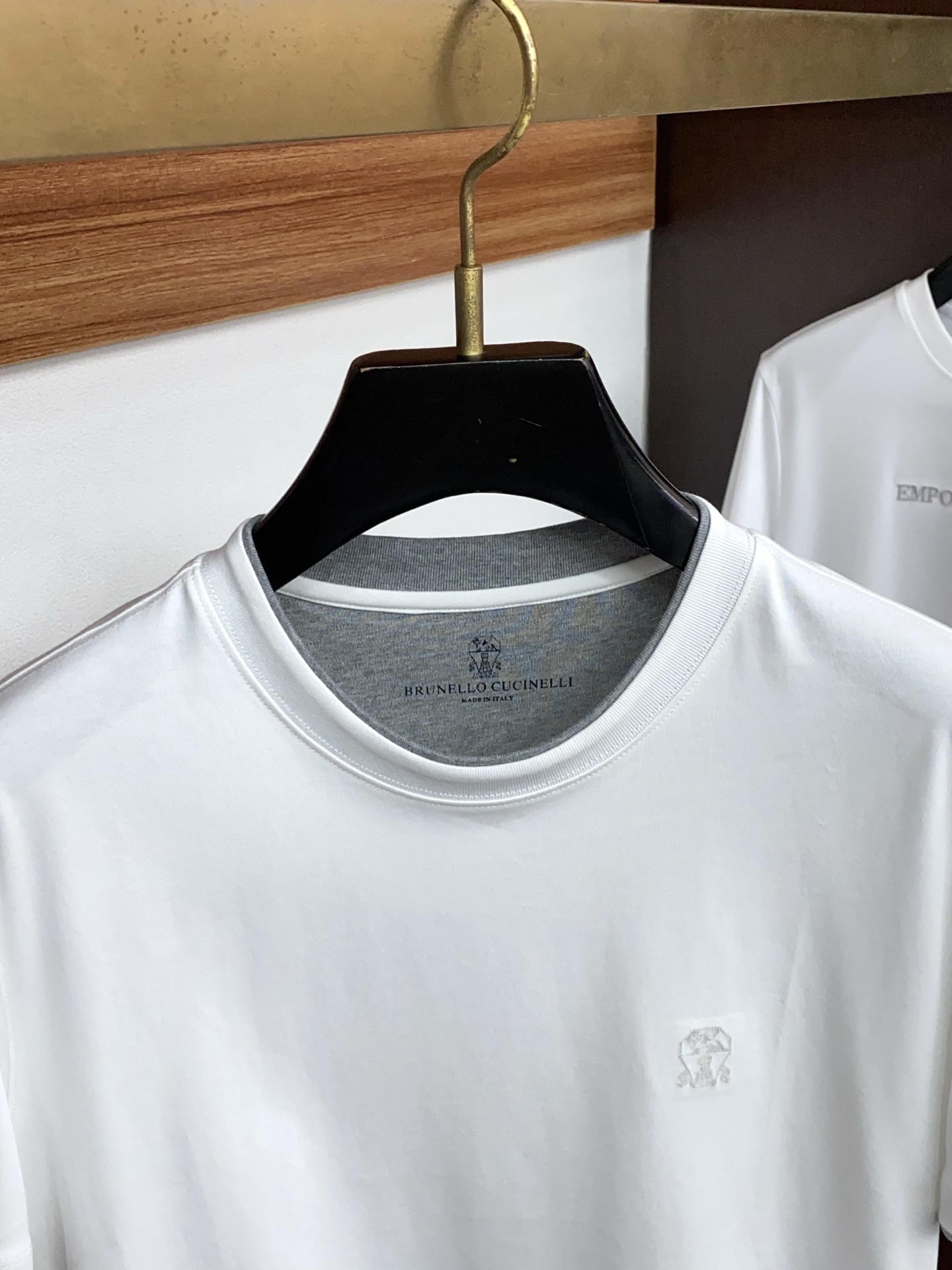 BC 26SS早春短袖T恤甄选软糯亲肤100支丝光棉面料制成，标准版圆领短袖裁剪，更适合日常穿着。简约不