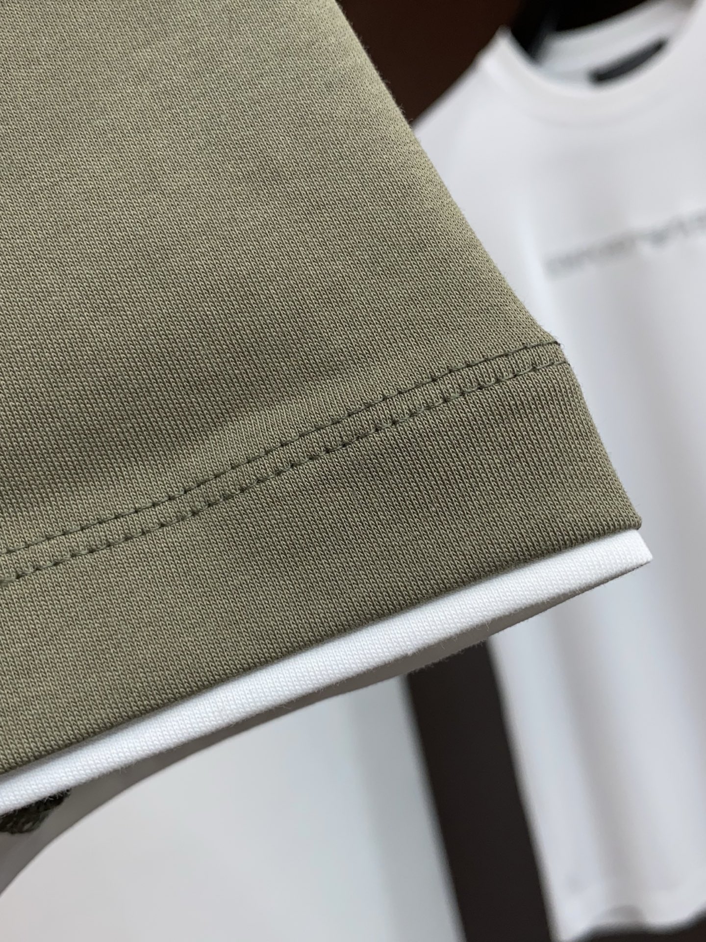 BC 26SS早春短袖T恤甄选软糯亲肤100支丝光棉面料制成，标准版圆领短袖裁剪，更适合日常穿着。简约不