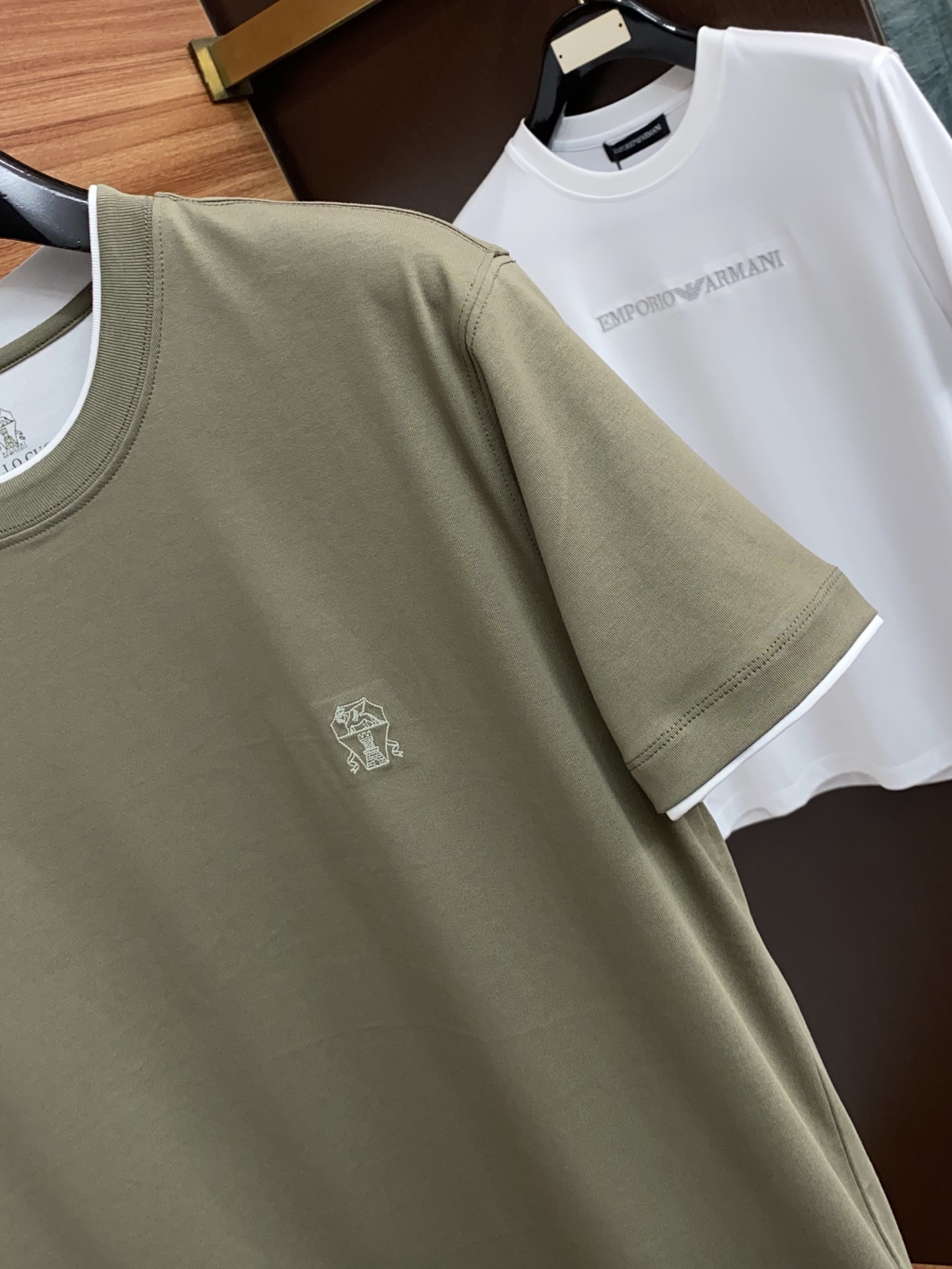 BC 26SS早春短袖T恤甄选软糯亲肤100支丝光棉面料制成，标准版圆领短袖裁剪，更适合日常穿着。简约不