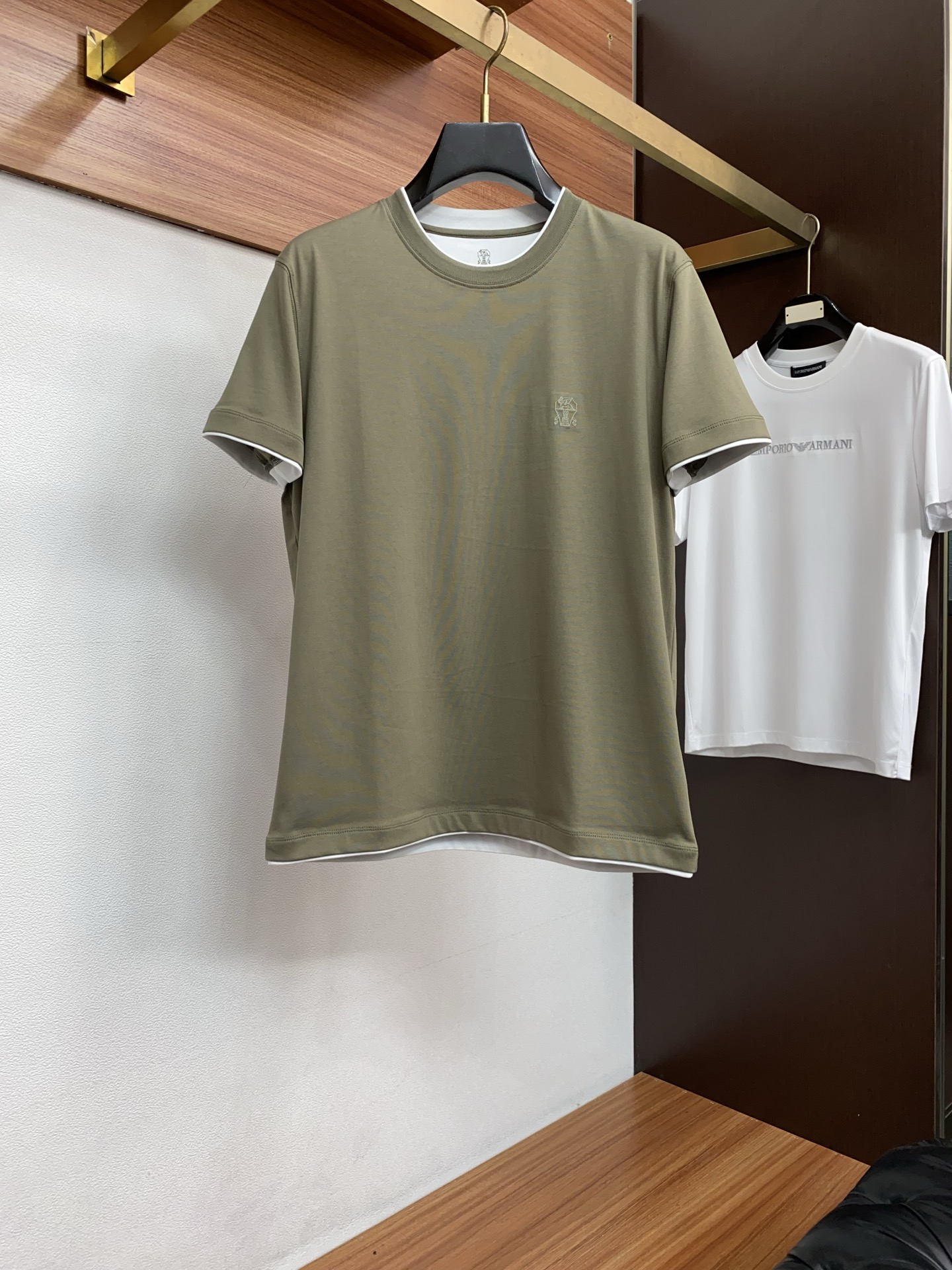 BC 26SS早春短袖T恤甄选软糯亲肤100支丝光棉面料制成，标准版圆领短袖裁剪，更适合日常穿着。简约不