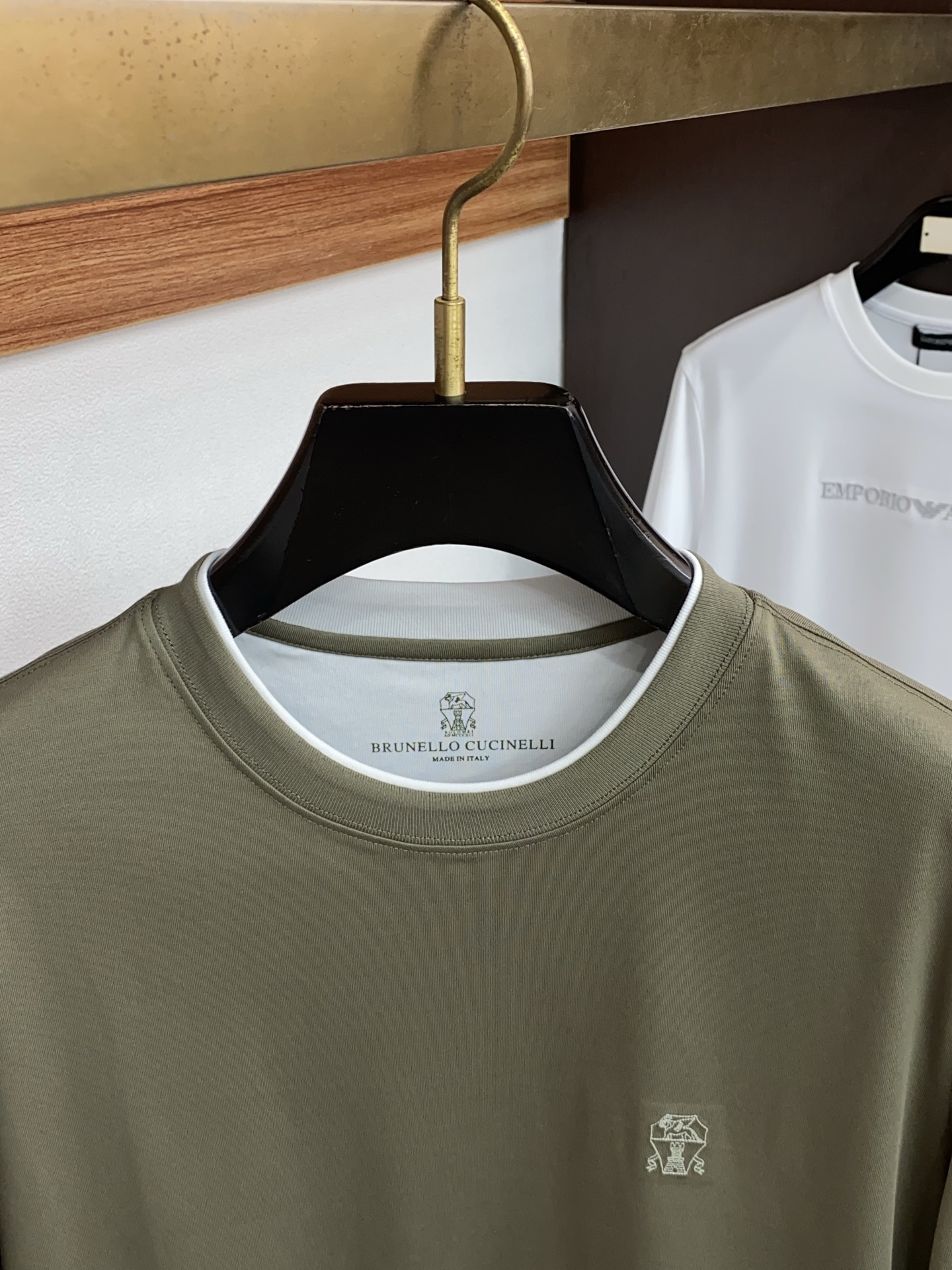 BC 26SS早春短袖T恤甄选软糯亲肤100支丝光棉面料制成，标准版圆领短袖裁剪，更适合日常穿着。简约不