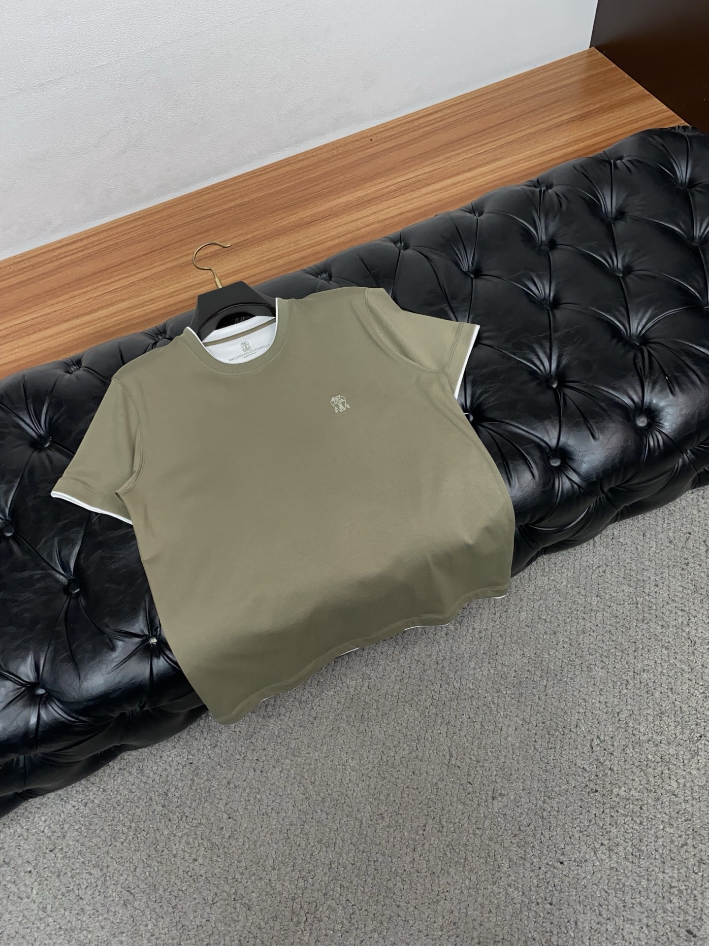 BC 26SS早春短袖T恤甄选软糯亲肤100支丝光棉面料制成，标准版圆领短袖裁剪，更适合日常穿着。简约不