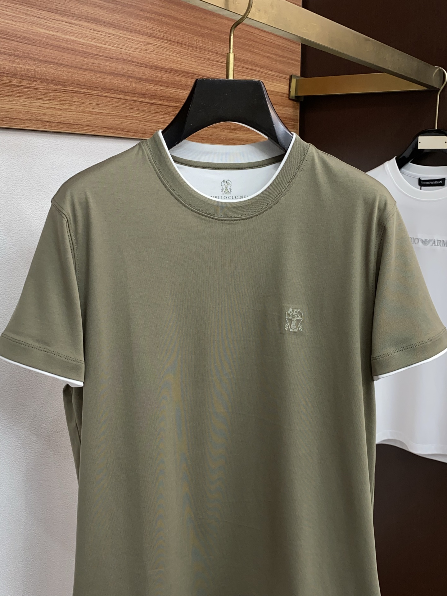 BC 26SS早春短袖T恤甄选软糯亲肤100支丝光棉面料制成，标准版圆领短袖裁剪，更适合日常穿着。简约不