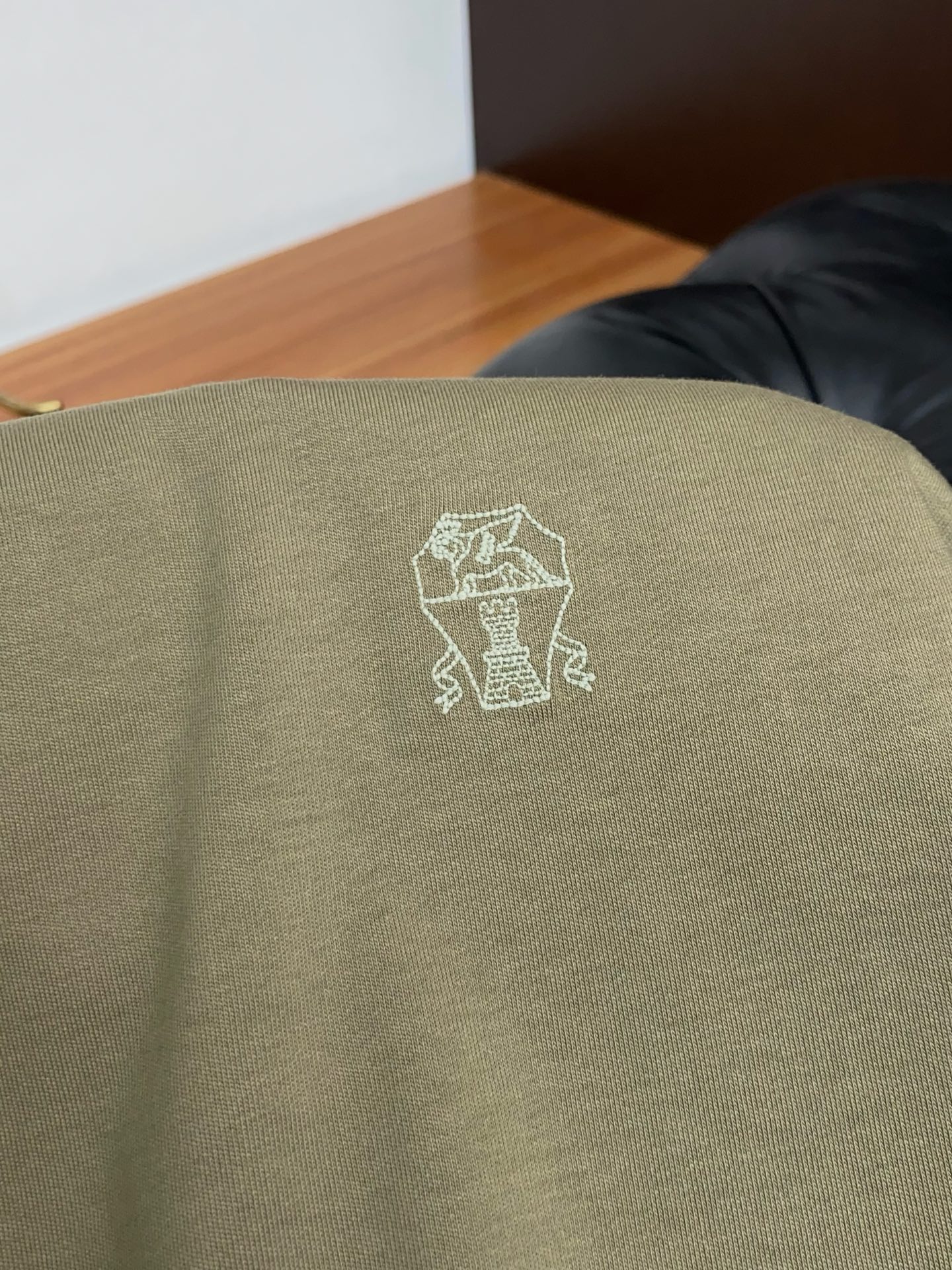 BC 26SS早春短袖T恤甄选软糯亲肤100支丝光棉面料制成，标准版圆领短袖裁剪，更适合日常穿着。简约不