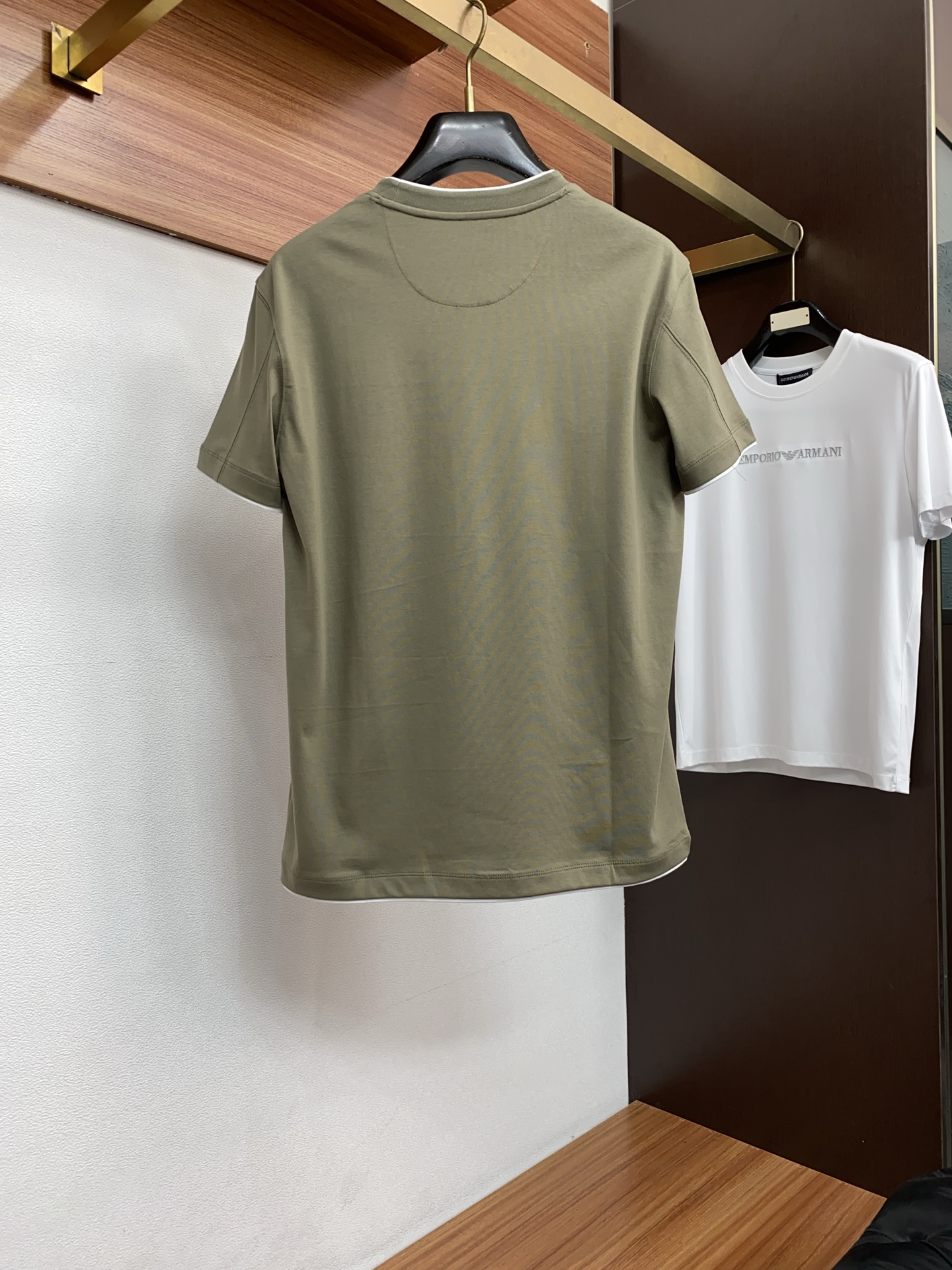 BC 26SS早春短袖T恤甄选软糯亲肤100支丝光棉面料制成，标准版圆领短袖裁剪，更适合日常穿着。简约不