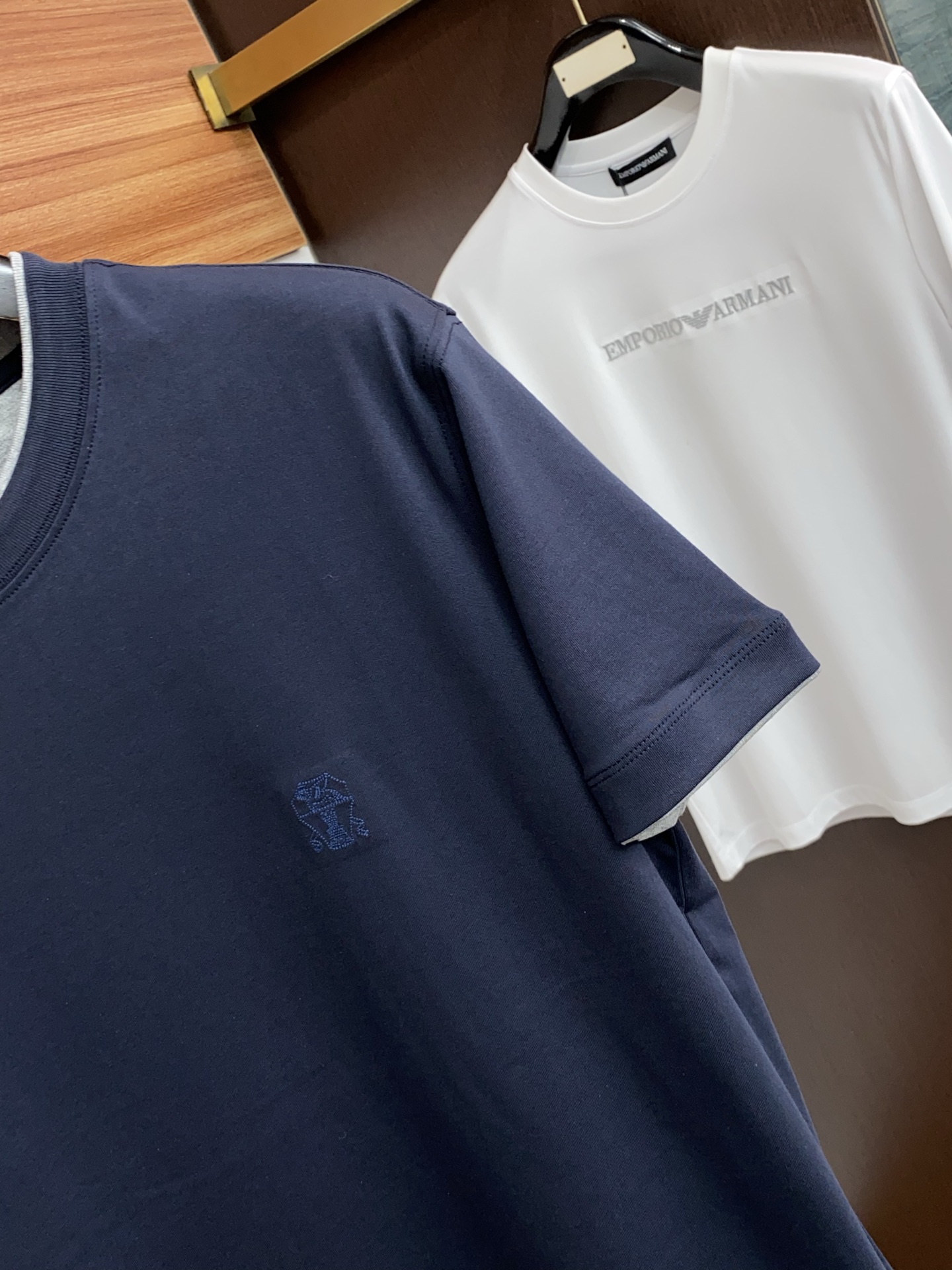 BC 26SS早春短袖T恤甄选软糯亲肤100支丝光棉面料制成，标准版圆领短袖裁剪，更适合日常穿着。简约不